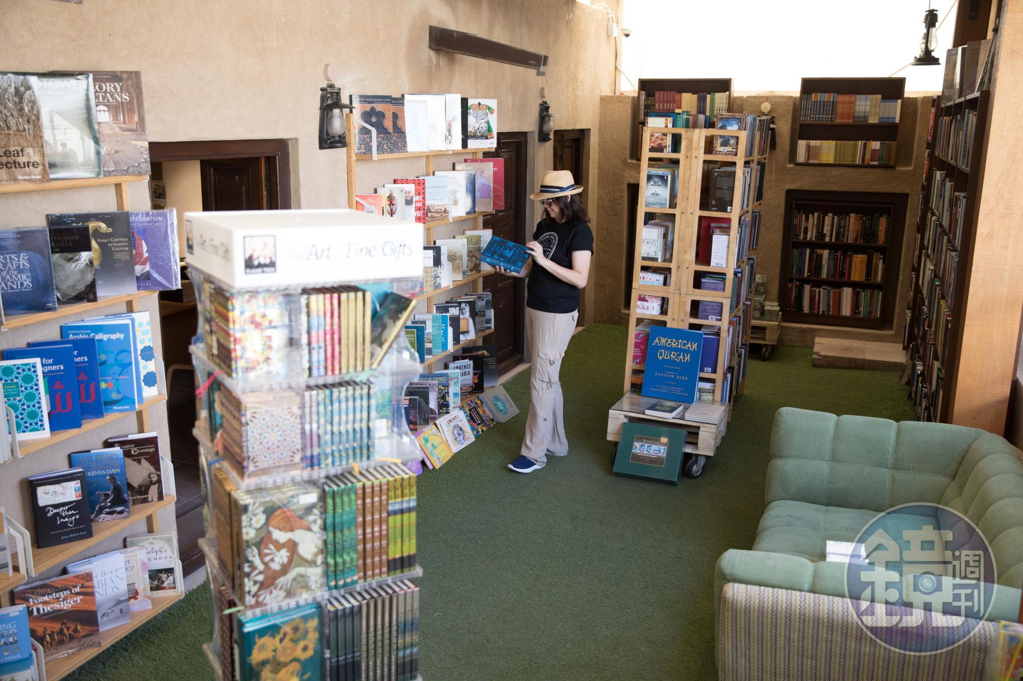 「Alserkal Cultural Foundation」的屋頂書店,蒐羅許多講本地文化的書。書店裡尋寶,常可發現意外驚喜。
