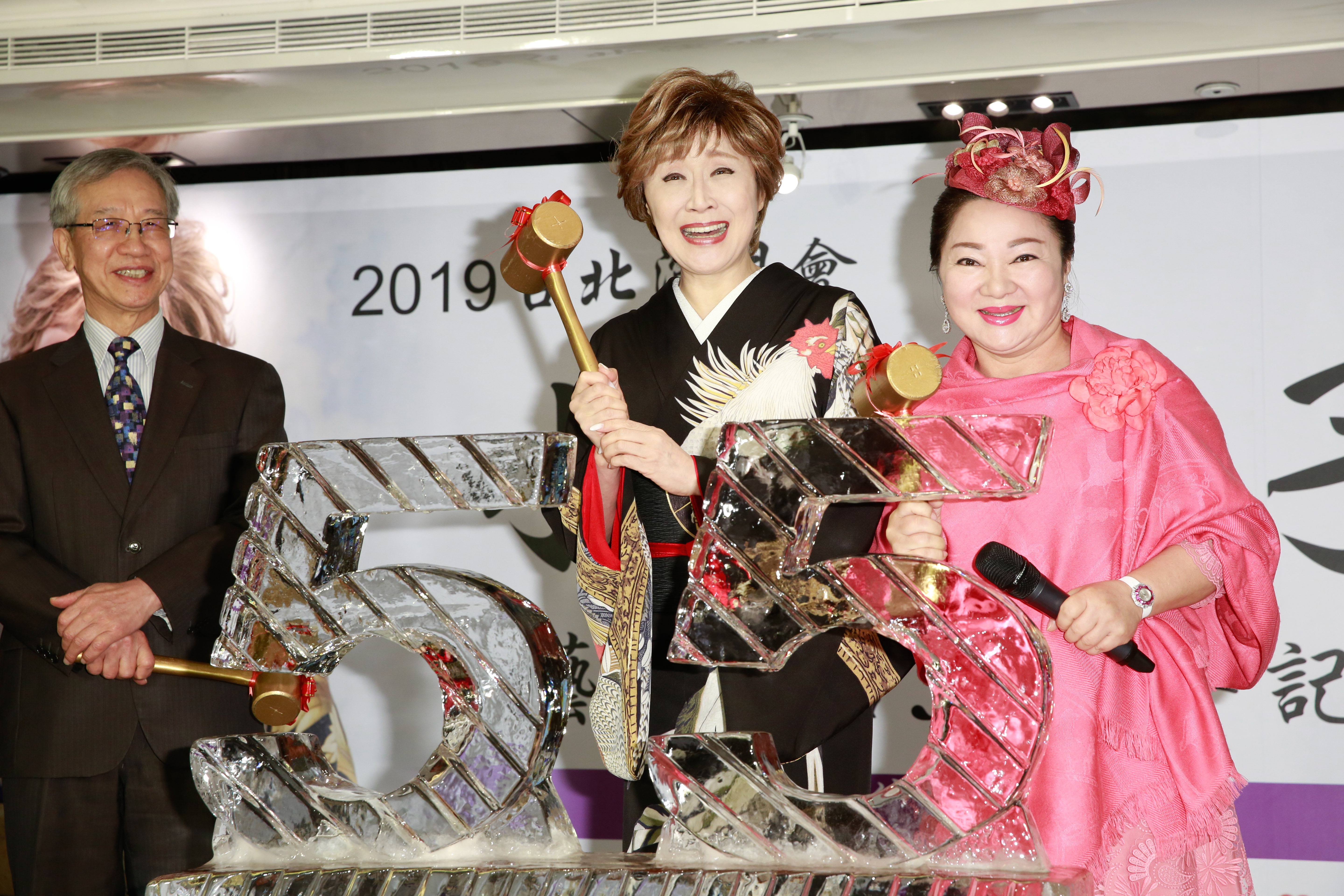 小林幸子5月將在台開演唱會，白冰冰擔任記者會嘉賓送上冰雕。