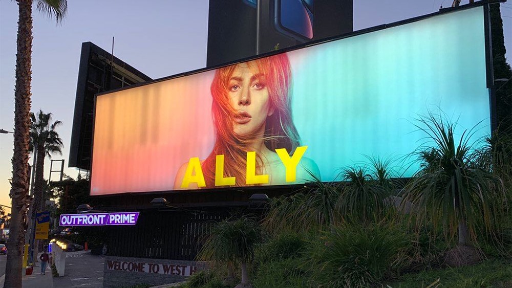 好萊塢片商撒錢追逐小金人從不手軟，圖為《一個巨星的誕生》在好萊塢設立的大型廣告看板。（翻攝自Variety.com）