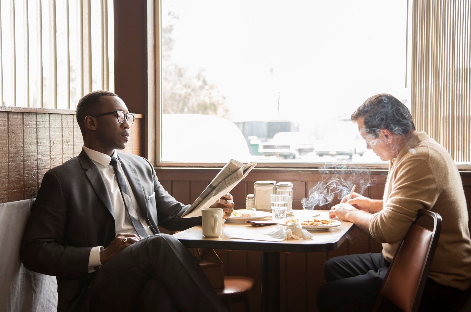 描述不同族群從對立到包容的《幸福綠皮書》入圍最佳影片，男主角維果莫天森（右）和男配角馬赫夏拉阿里（左）也雙雙入圍演技獎。（CatchPlay提供）