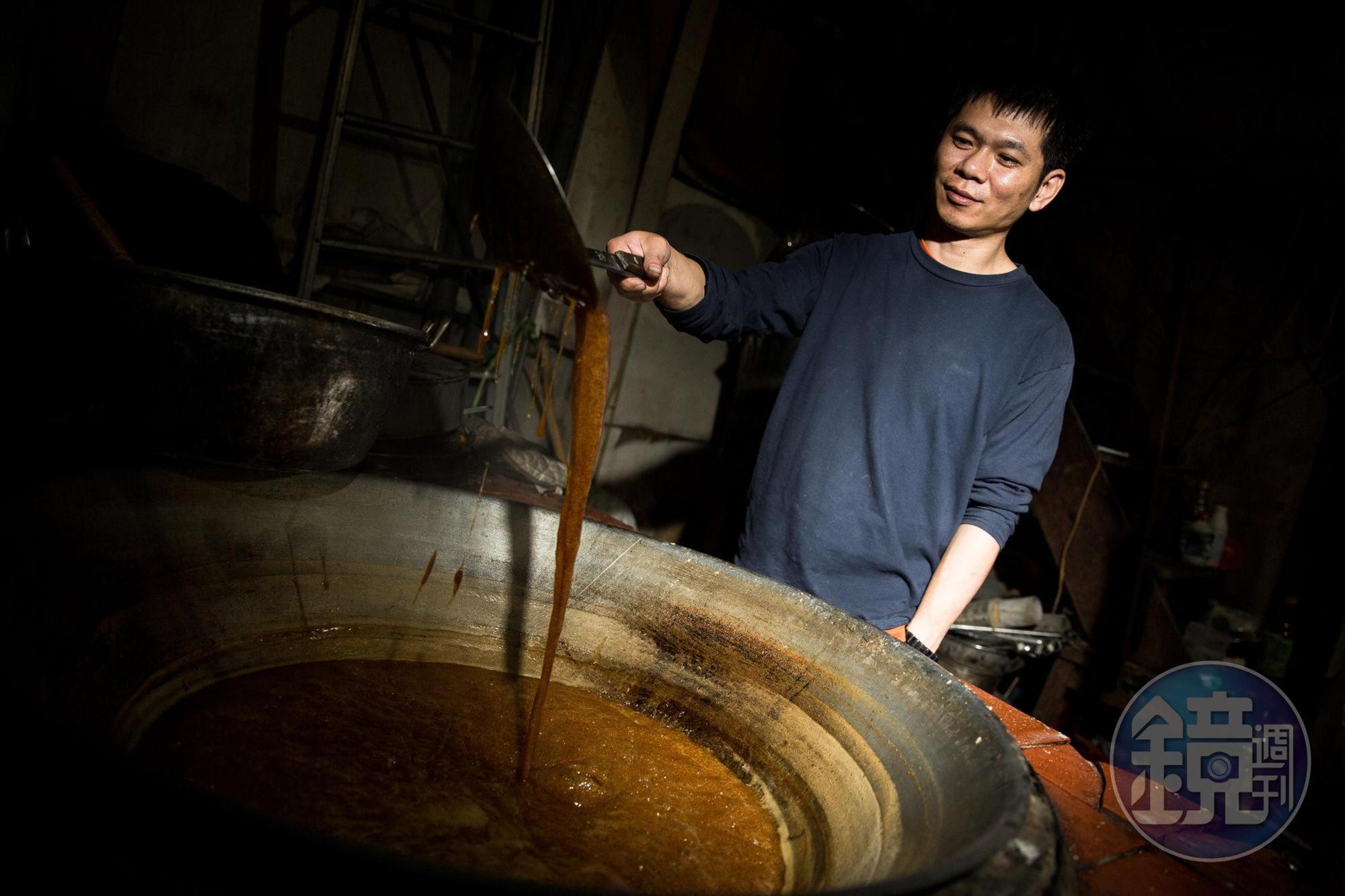 68年次的張琮翔是張松麥芽糖第4代傳人,堅持傳統作法熬煮麥芽糖。