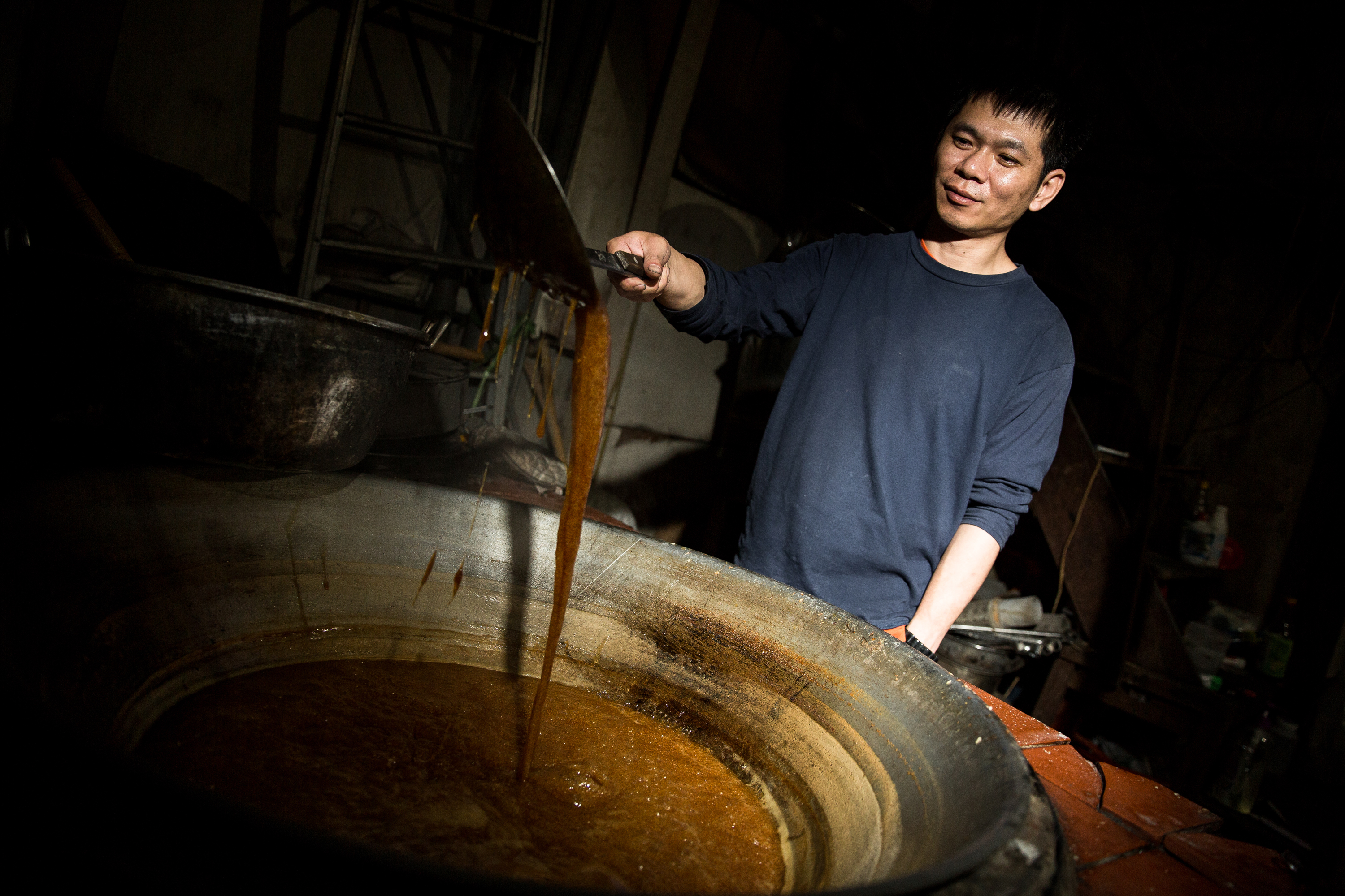 68年次的張琮翔是張松麥芽糖第4代傳人，堅持傳統作法熬煮麥芽糖。