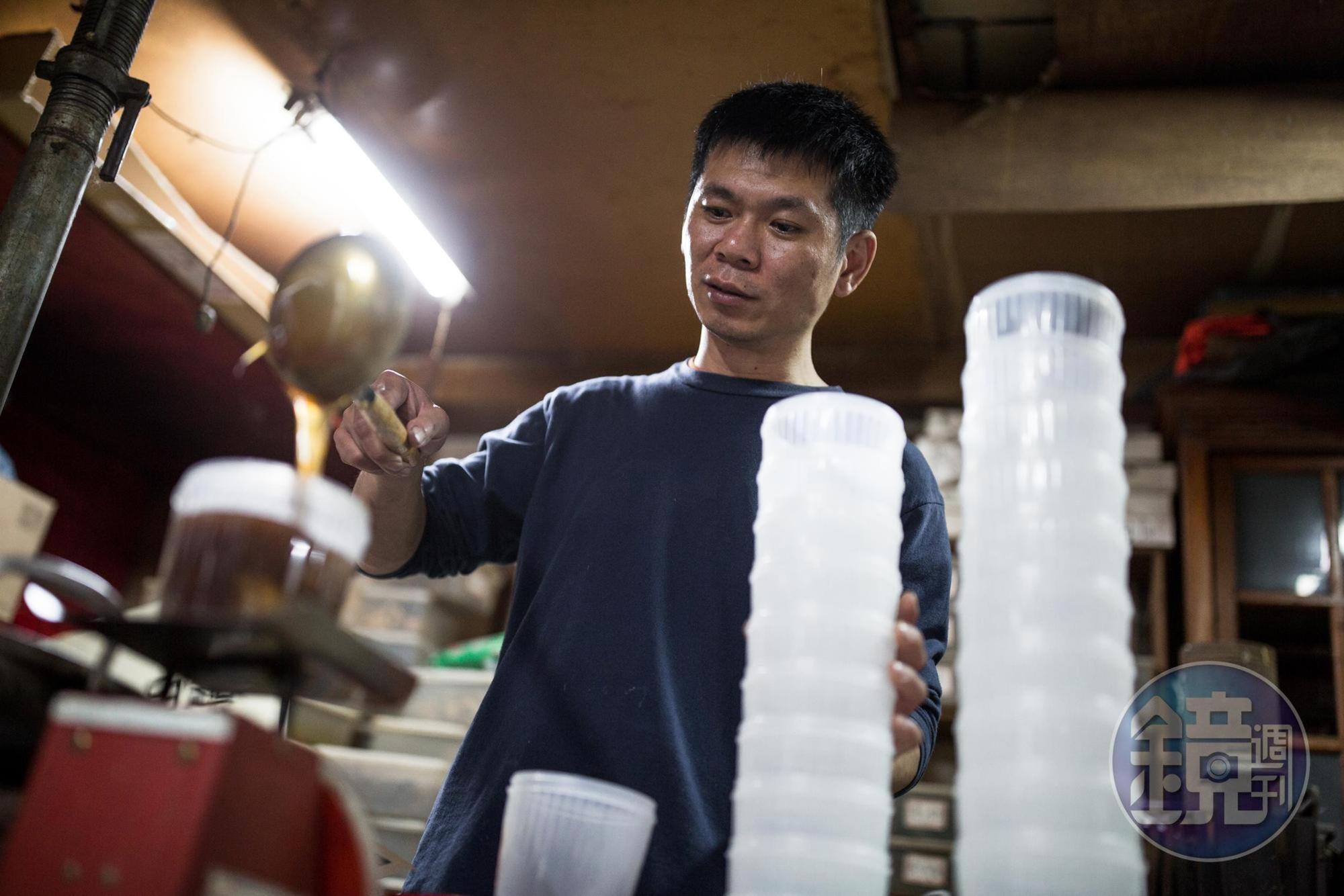 煮好的麥芽糖稍微放涼張琮翔就得開始裝罐,避免放太久操作變困難。