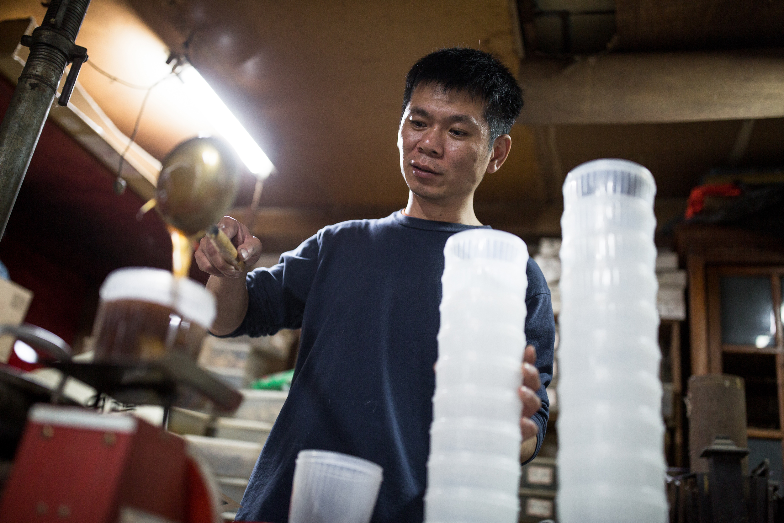 煮好的麥芽糖稍微放涼張琮翔就得開始裝罐，避免放太久操作變困難。
