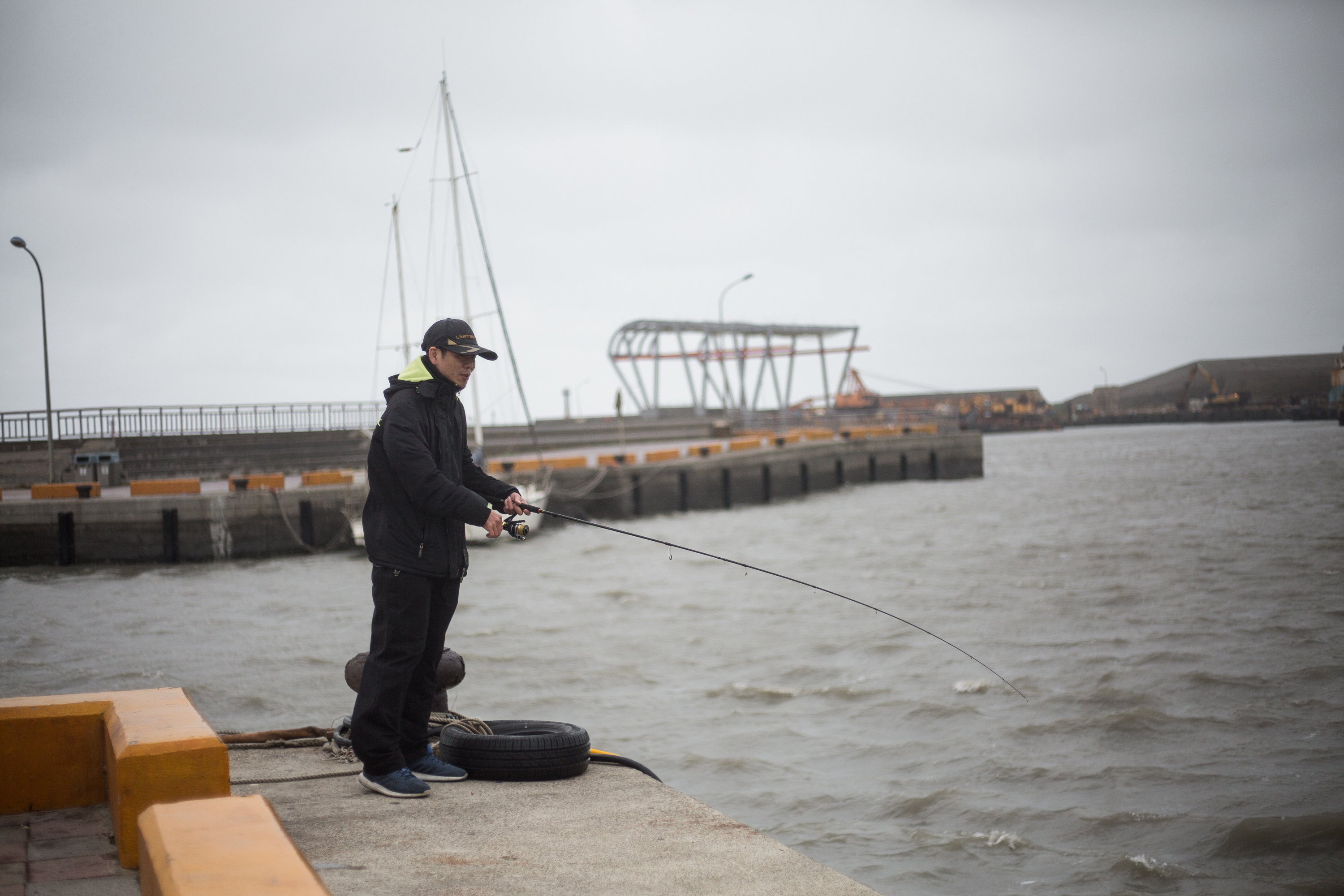 小時候父親常會帶著張琮翔去釣魚，現在只要有空檔，他也愛往海邊跑。