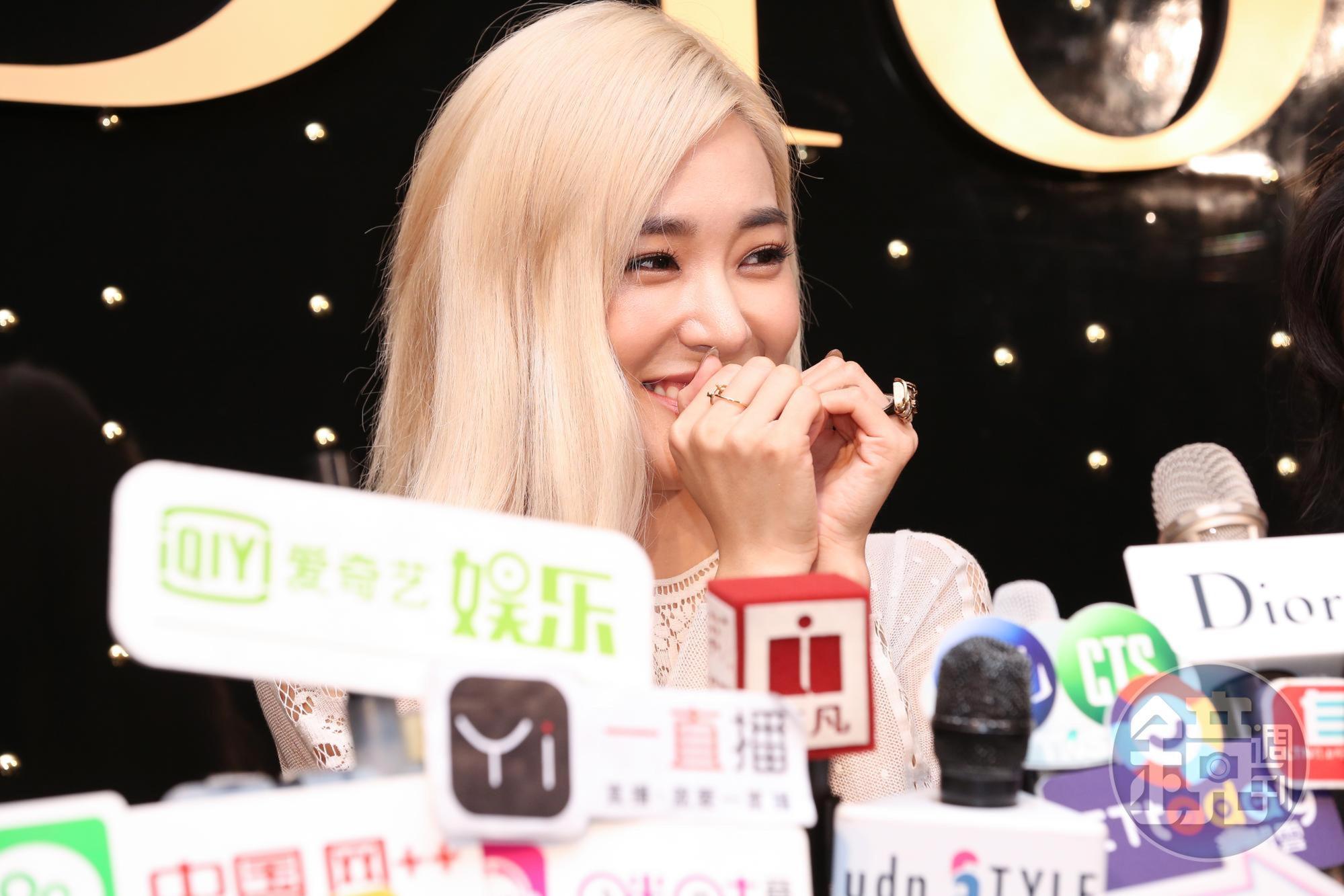 Tiffany Young談到台灣粉絲的熱情讓她難忘,比出愛心手勢。