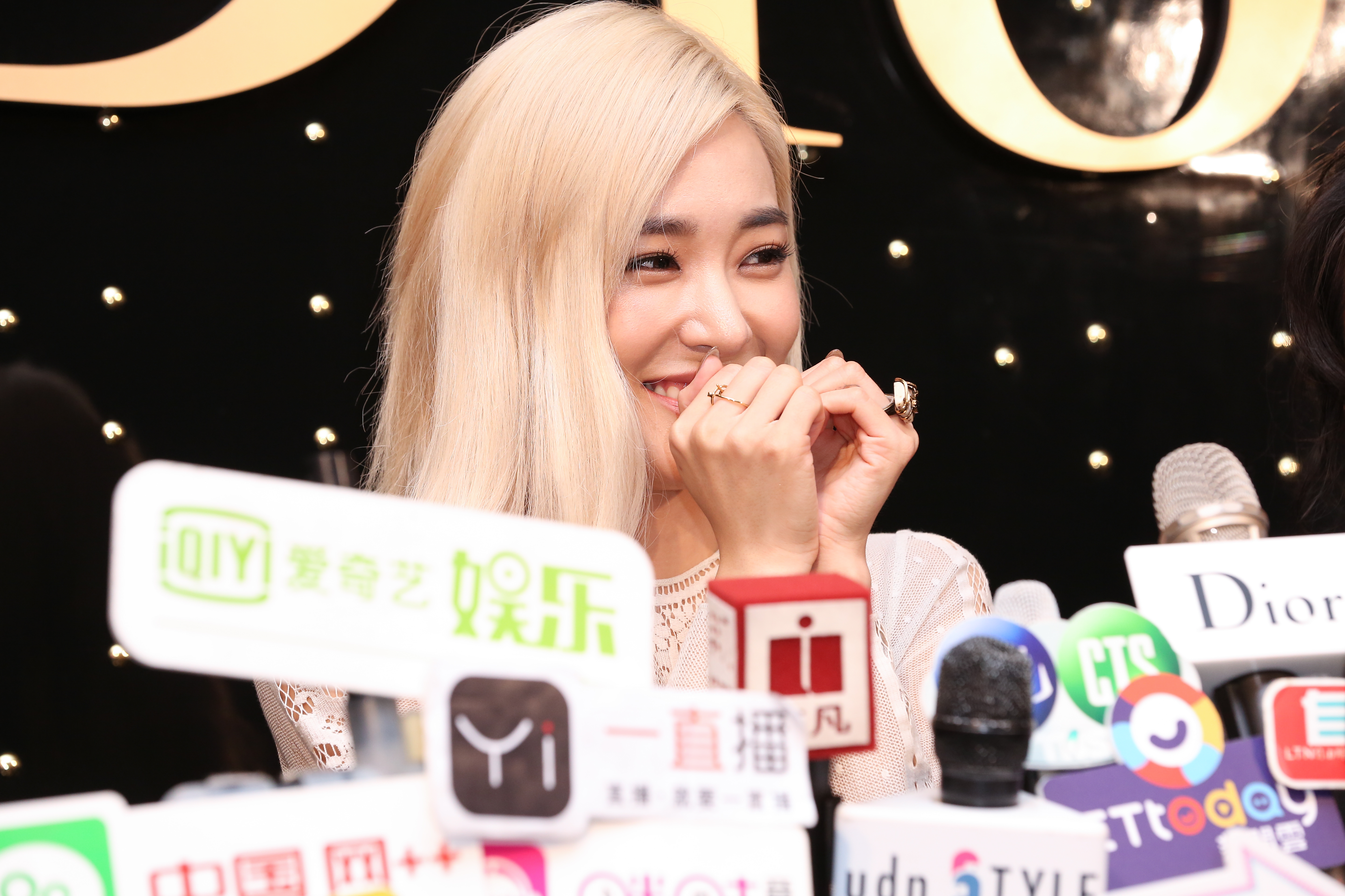 Tiffany Young談到台灣粉絲的熱情讓她難忘，比出愛心手勢。