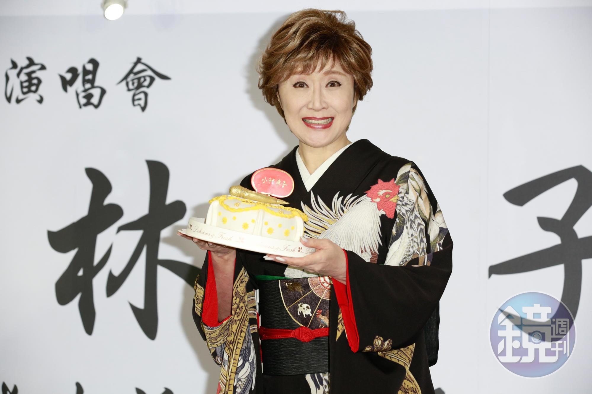 小林幸子喜收金麥克風蛋糕，笑說要一直唱下去才行。