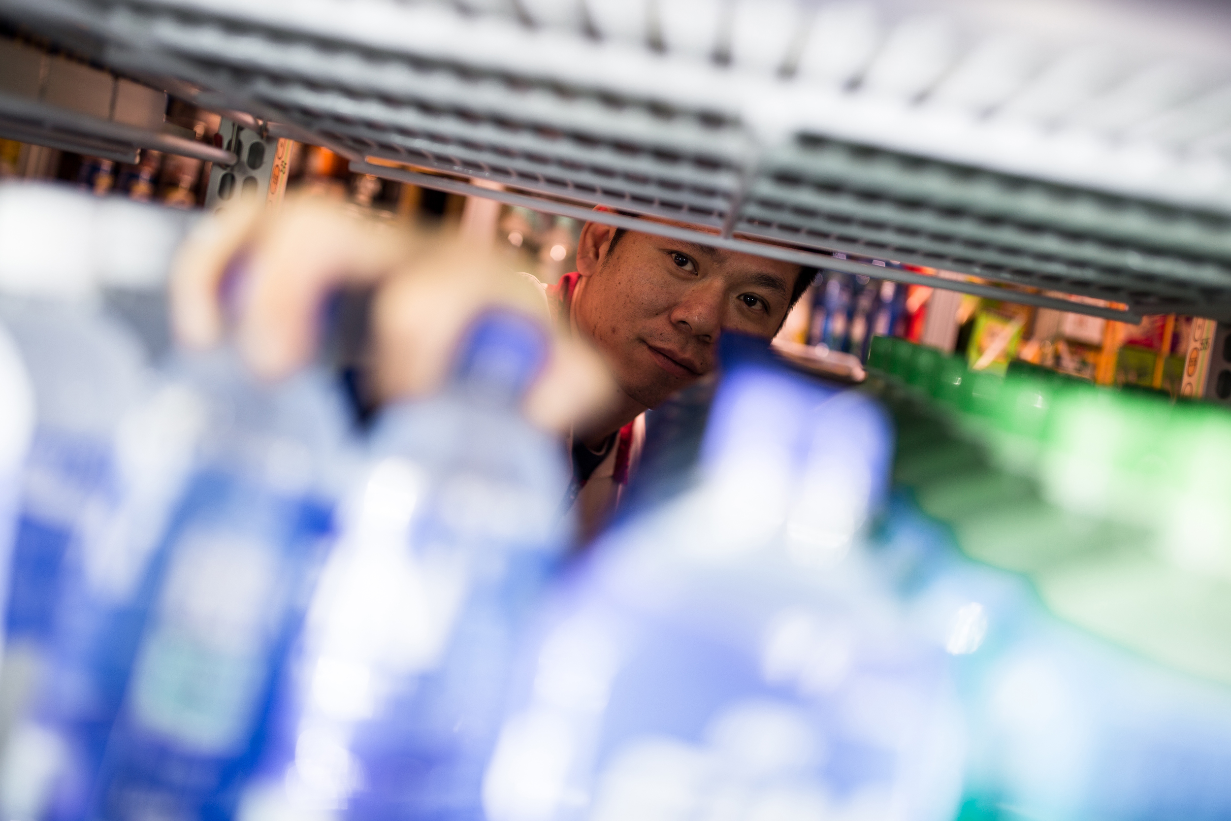 希望快點還清為哥哥背的債務，張琮翔還到便利商店上大夜班賺錢。