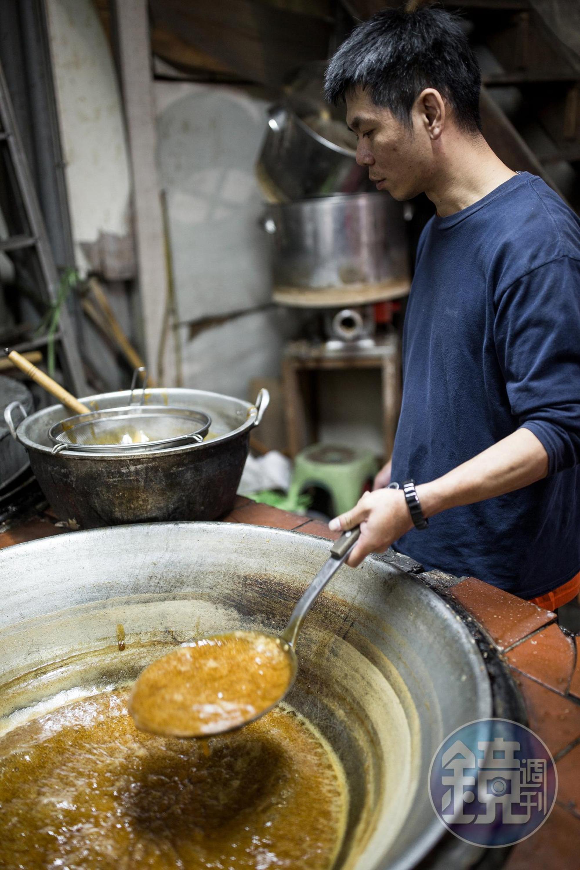 現在熬煮麥芽糖的灶雖是新建，但也有數十年的歷史。
