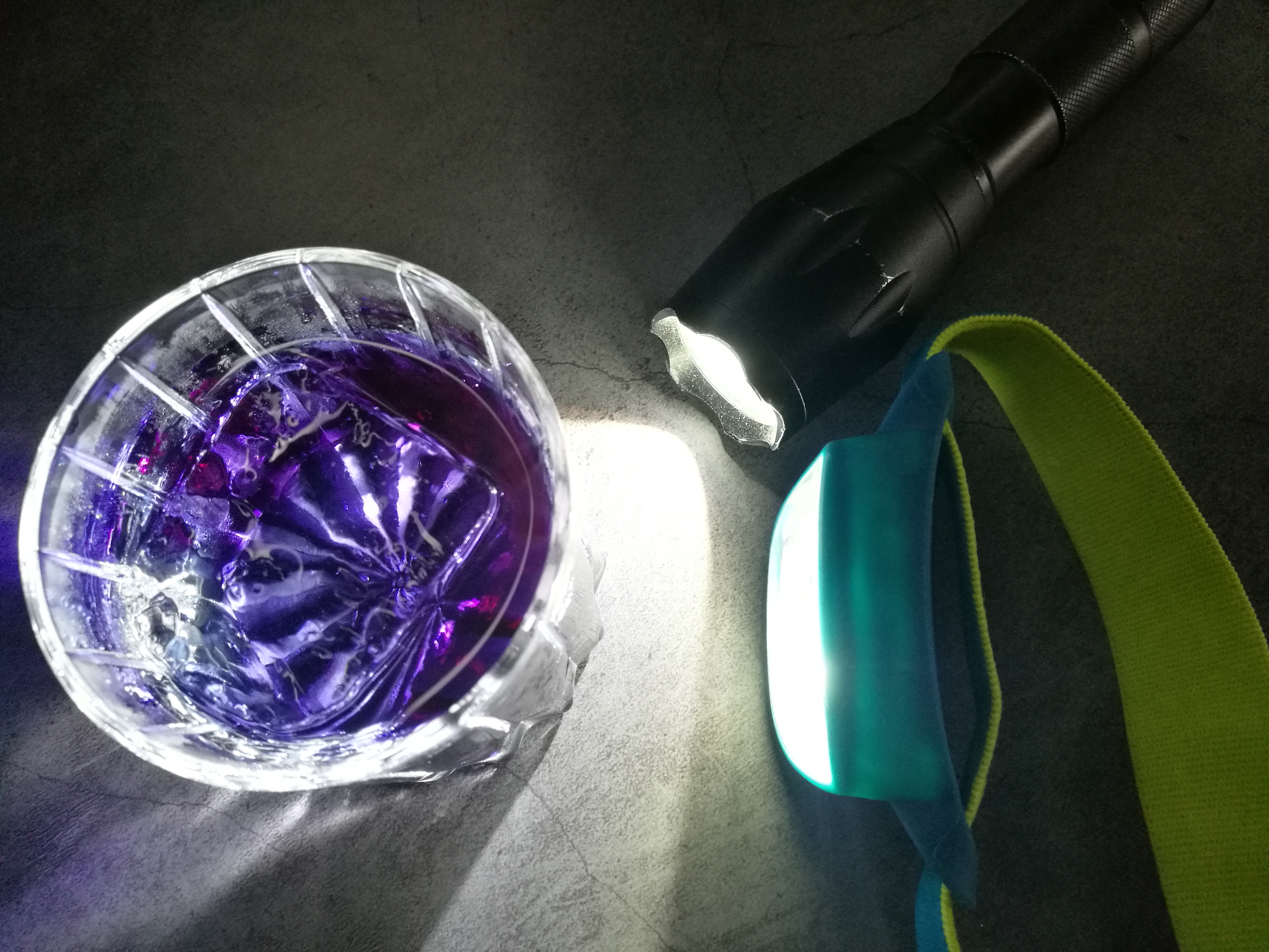 攝影生涯的新挑戰，拿手電筒拍酒。