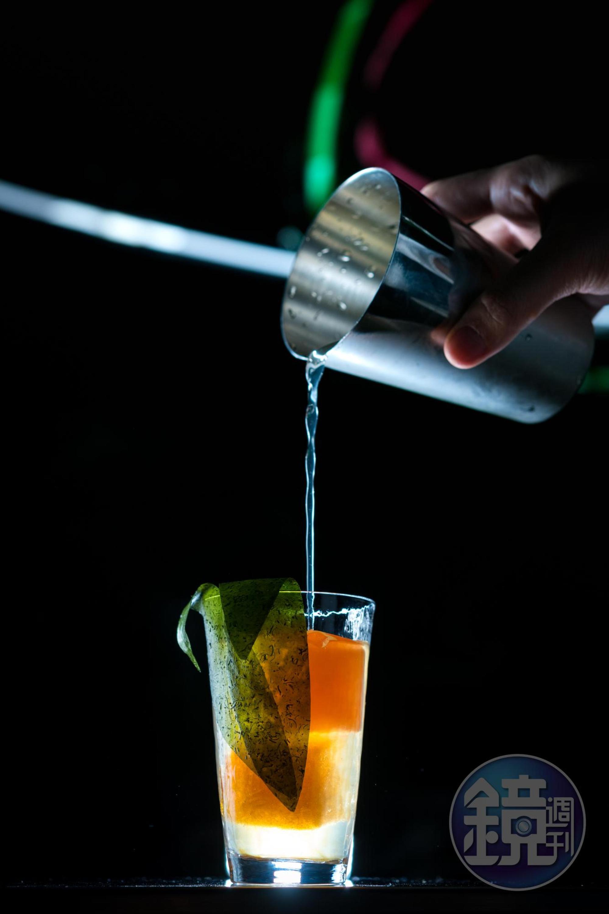 用逆光的手法把手電筒藏在杯子後面，可以使杯子更透亮乾淨，並適度使用黑卡紙遮住多餘的光線。