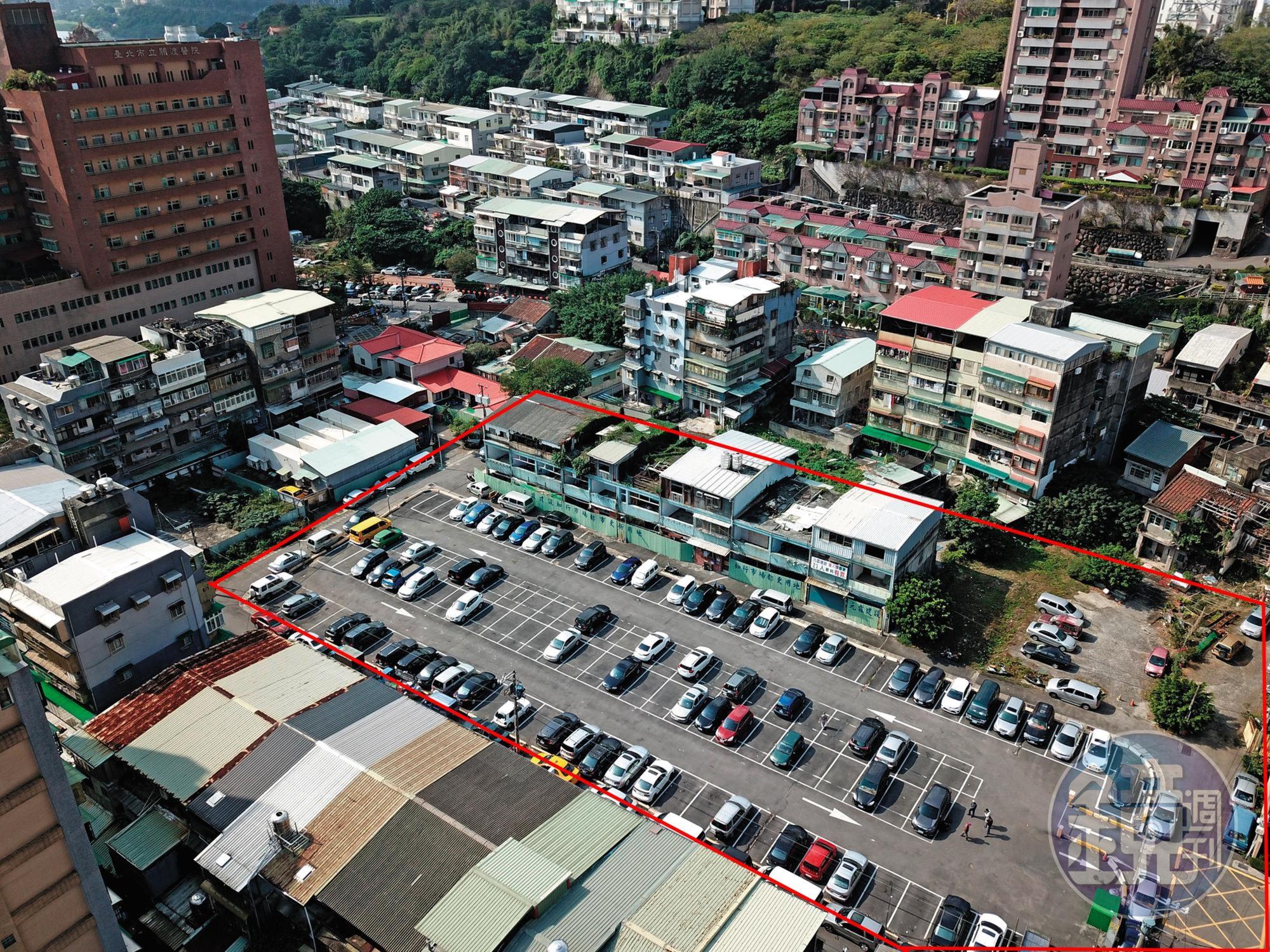 台北市關渡知行路都更案總面積約1,500坪（紅框處），緊鄰關渡醫院，因爆發灌人頭弊端，目前停擺中，大部分土地暫時闢為停車場。
