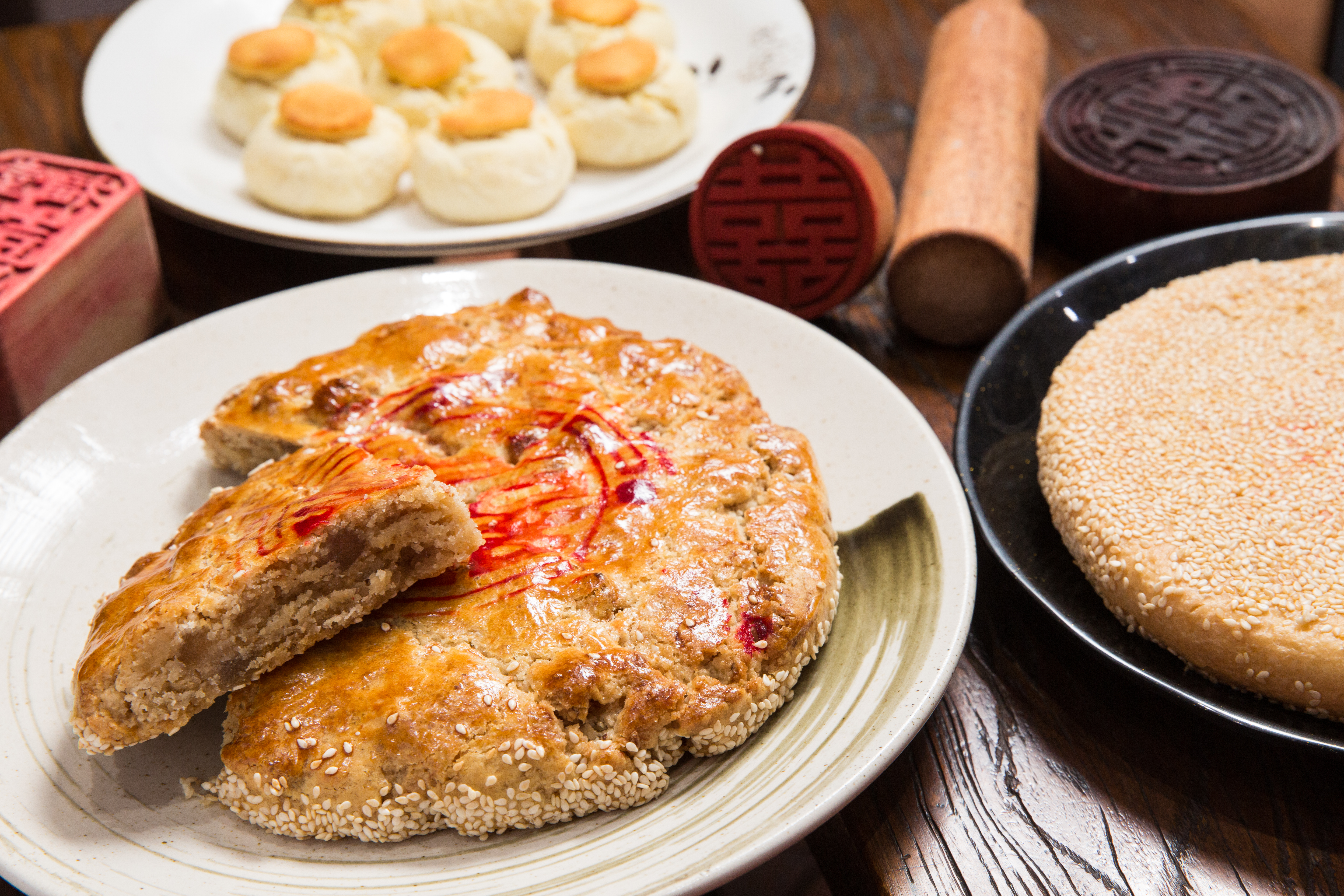 陳家祖傳的肉餅，將豬皮與冬瓜切塊，與糖、鹽醃漬數日包入漢餅皮，口味酥香又耐放，曾被選為白沙屯媽祖繞境乾糧，如今仍是福堂餅行的招牌產品之一。（180元/斤）