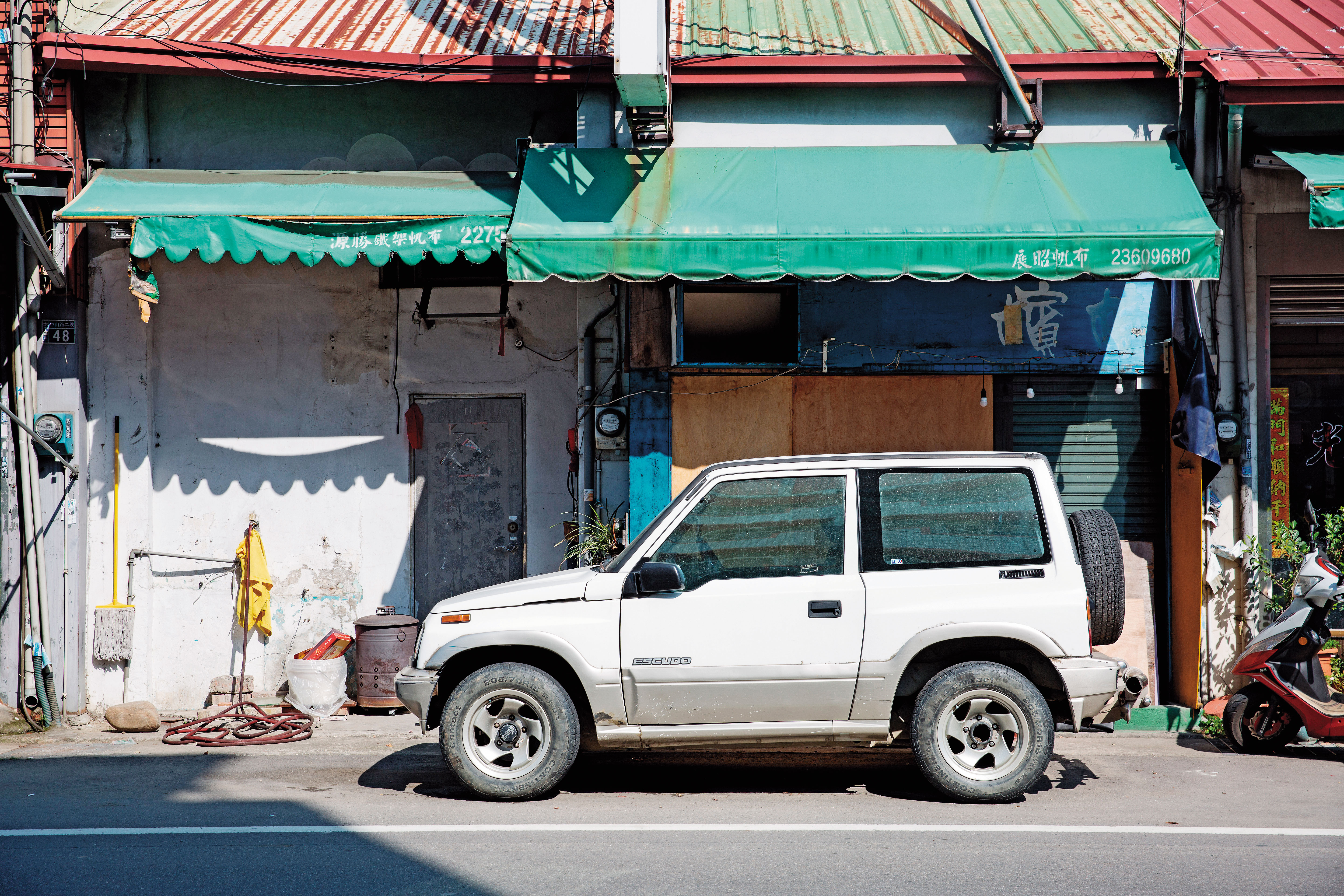 朱女神壇日前遭蛋洗，她因而在家門外釘上木板。
