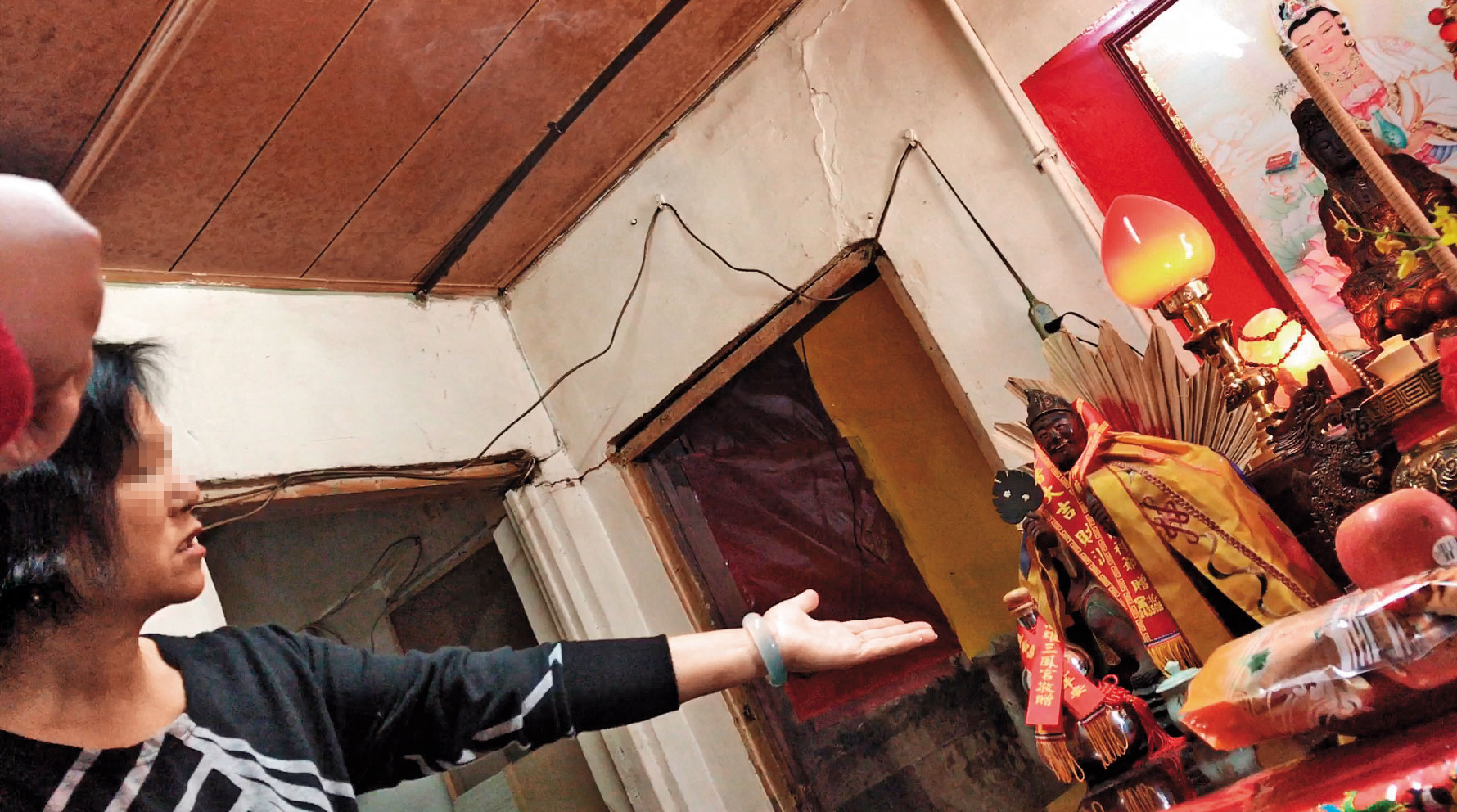 記者以香客名義進入朱女家中，朱女則不斷表示記者身上「卡很多」。