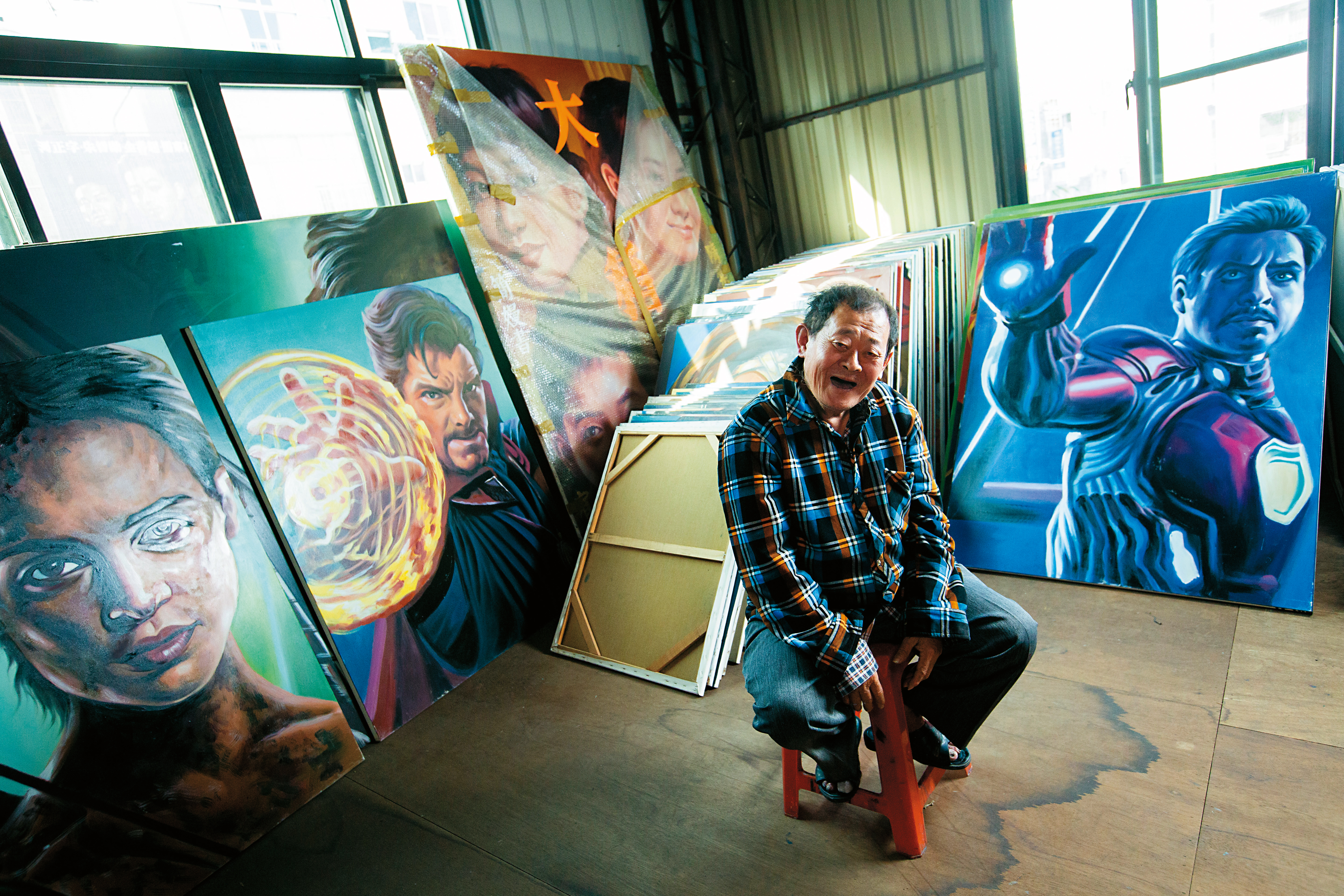 全美戲院對面的鐵皮屋2樓，堆了上百幅顏振發手繪的電影看板，他說空間有限，留下的大多是自己滿意或有紀念性的作品。