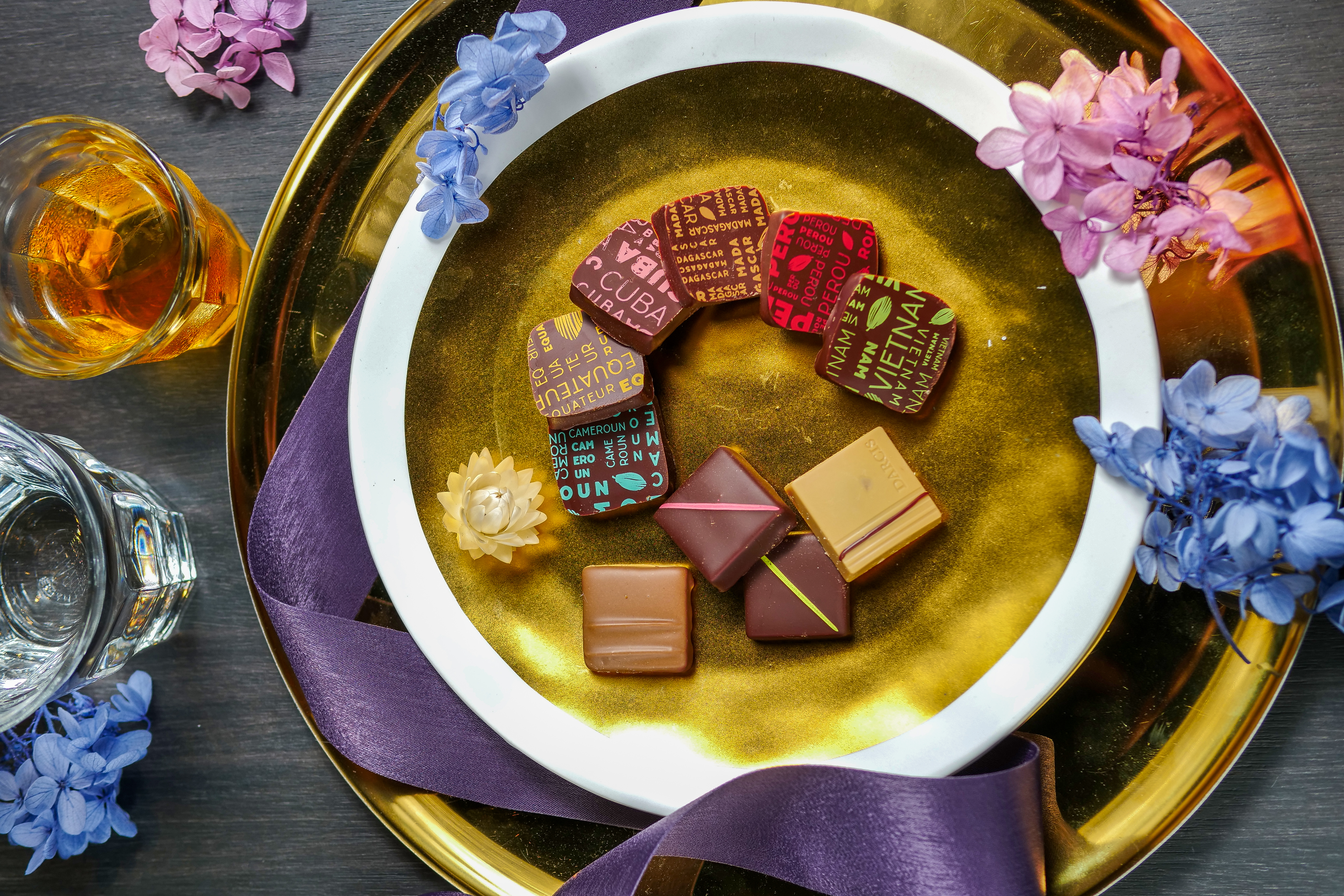 巧克力「BonBon」有經典比利時口味，也加入山椒、柚子等亞洲食材，滋味多情萬種。（60元／片）