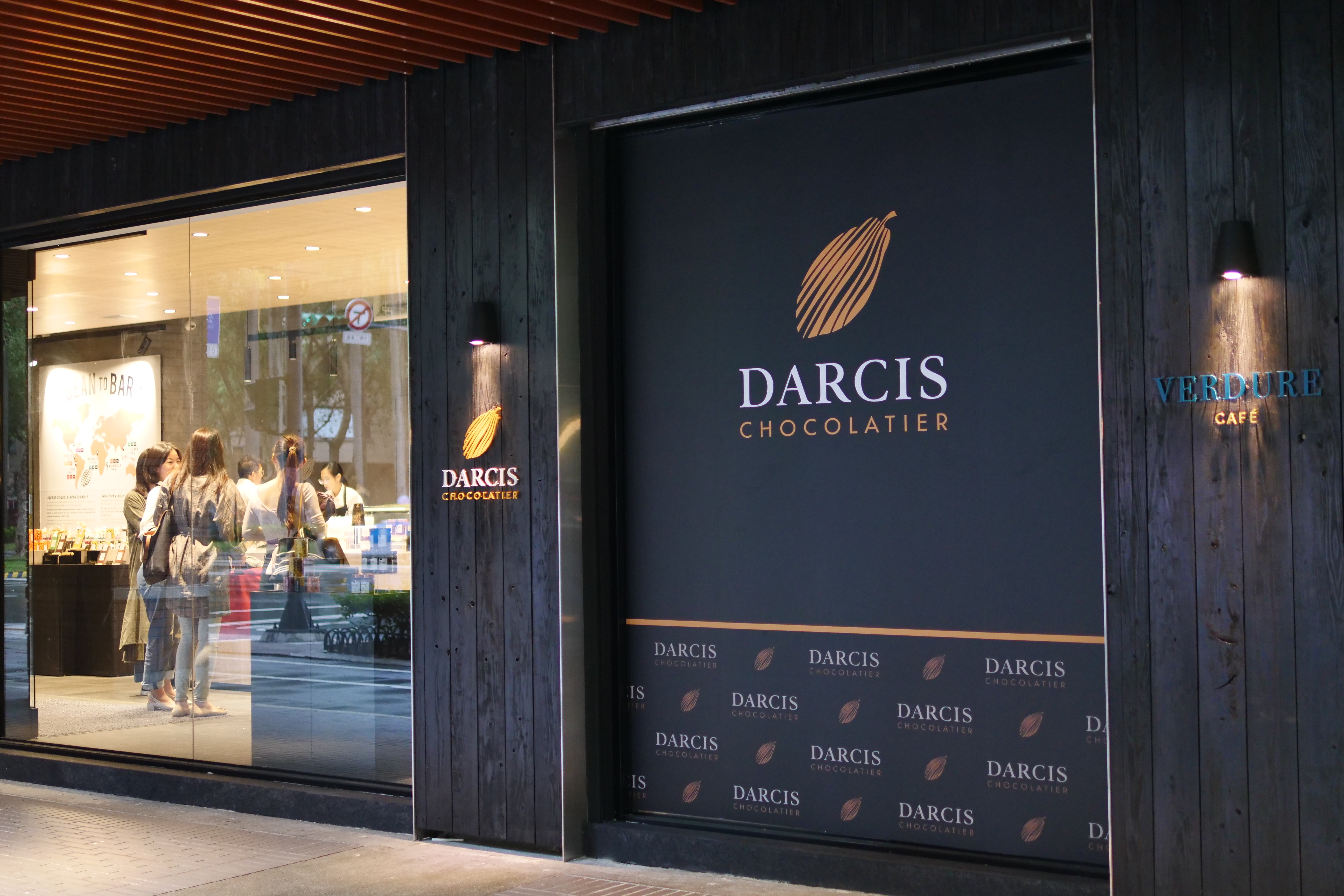 以大面落地玻璃打造的「Darcis」台灣首家旗艦店。