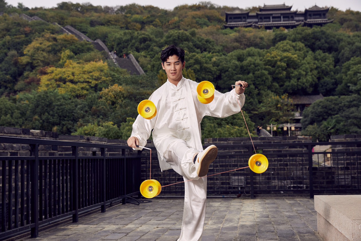 LINE TV新人紀詠勳，不僅長得高大又帥，還說得一口流利的英文，目前還在台藝大就讀。