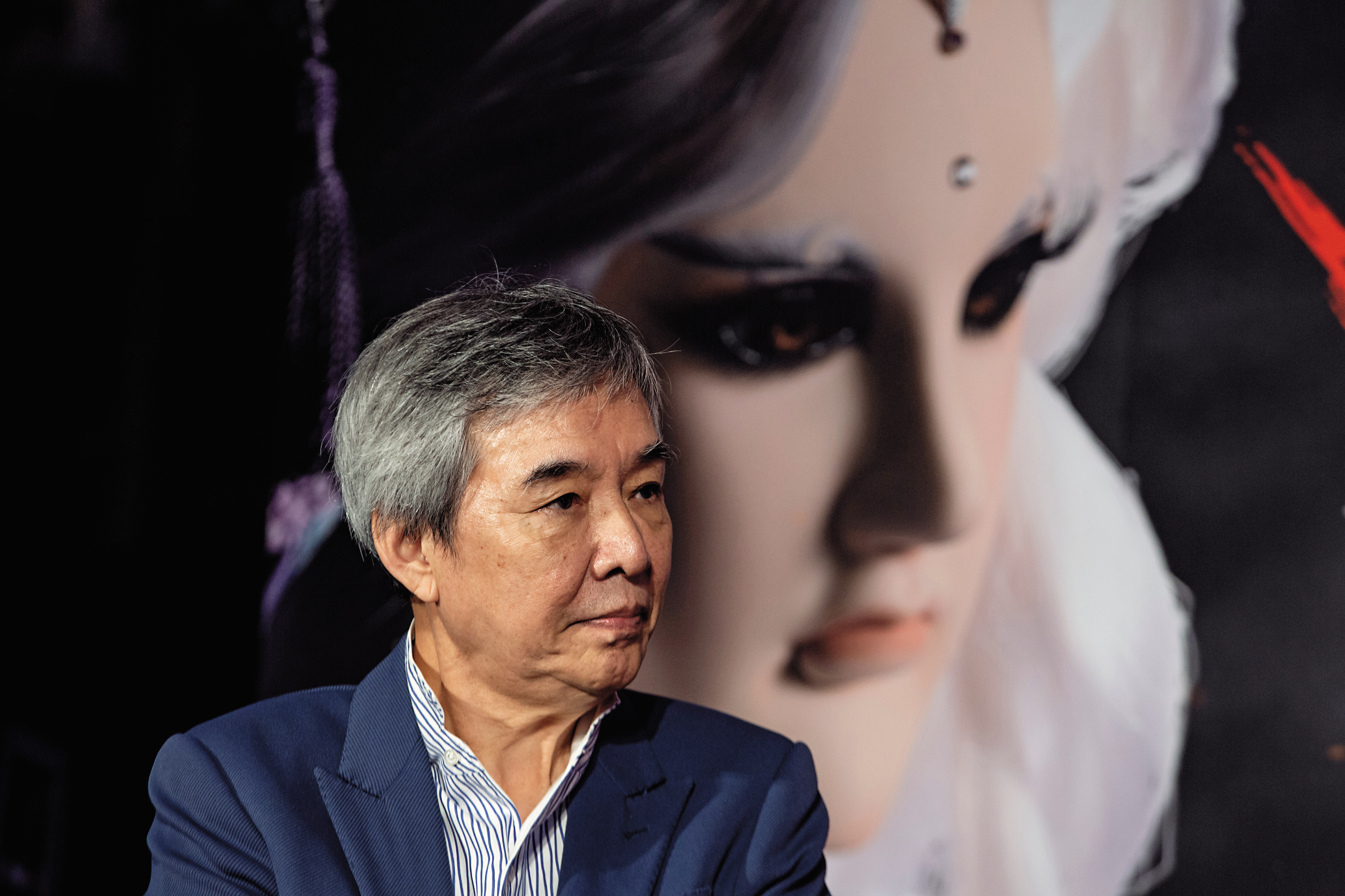 說話時，黃強華是個親切的阿伯；當他靜默思考時，散發出一股謀略氣息，與身後的素還真相映成趣。