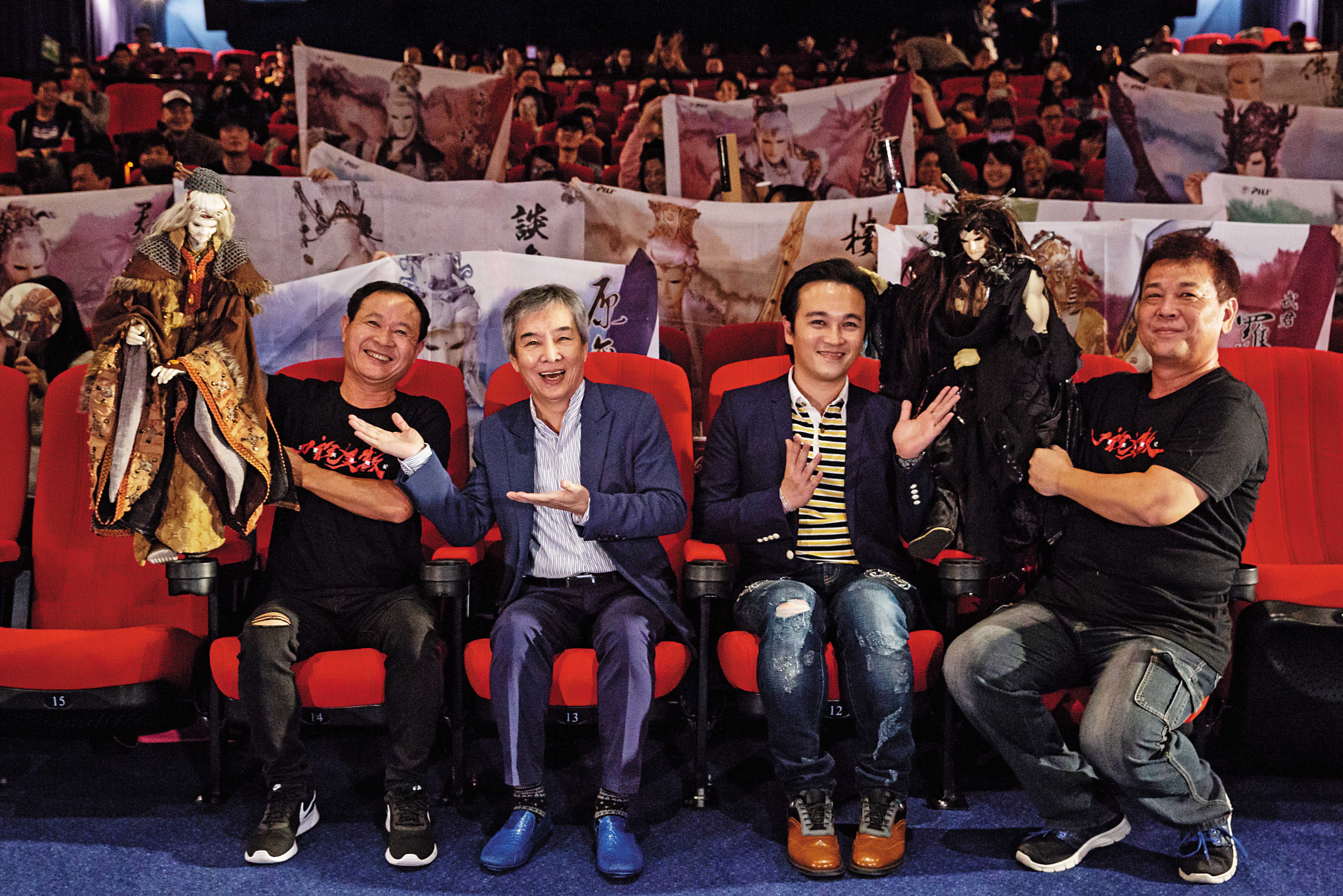 《霹靂英雄戰紀之刀說異數》於去年12月試映，映後黃強華（左2）、華納威秀董事長吳明憲（右2）與布袋戲迷們大合照。