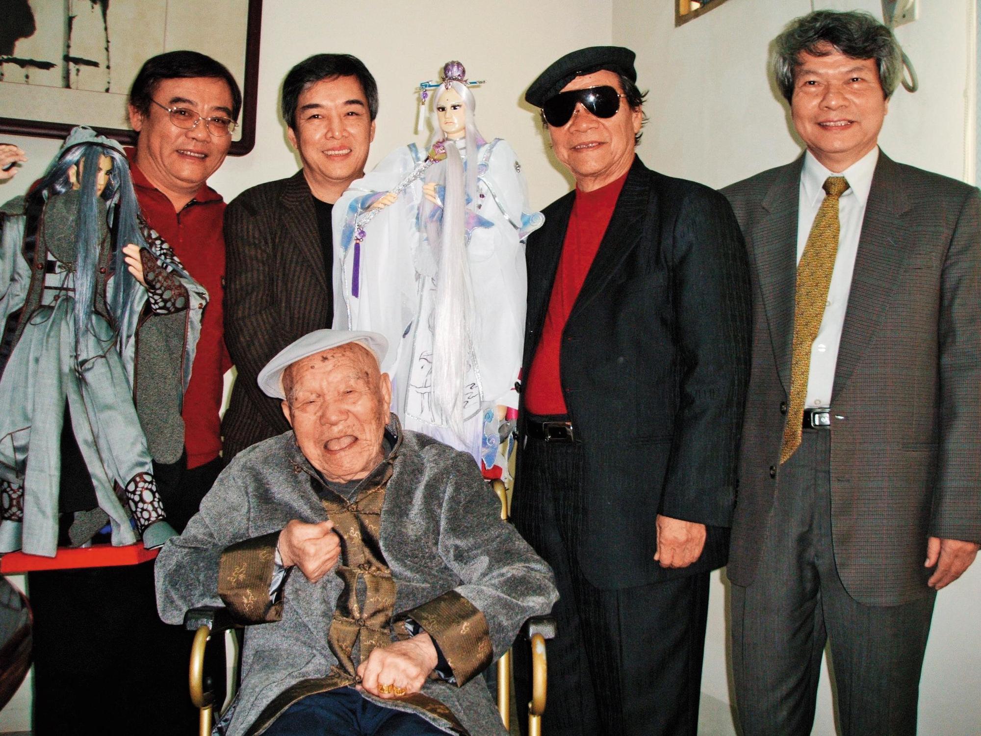 黃強華（左2）與二弟黃文擇（左）聯手打造霹靂布袋戲。祖父黃海岱（前）、父親黃俊雄（右2）是國寶級布袋戲大師，叔叔黃逢時（右）曾任立法委員。（聯合知識庫）