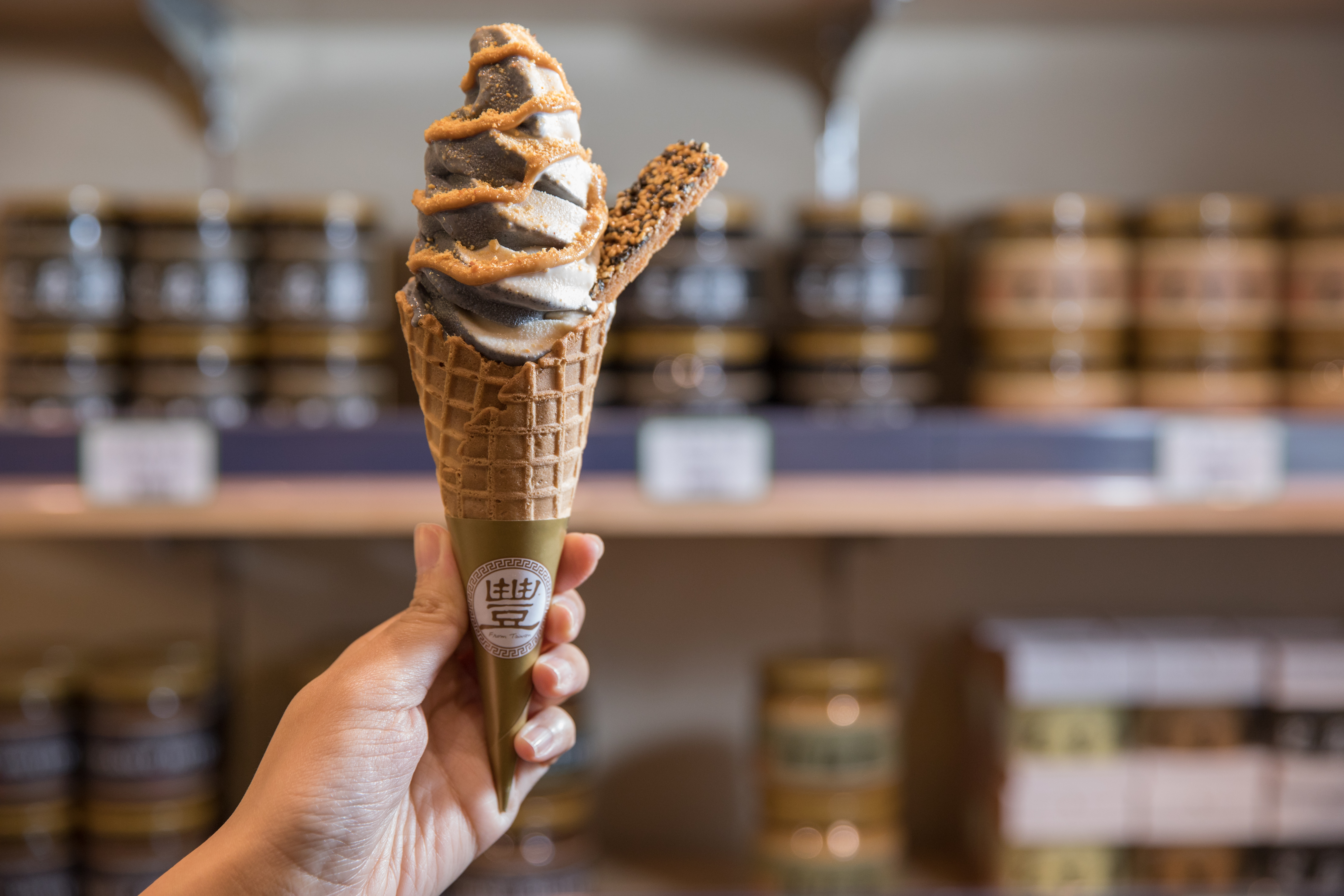 老字號「張豐盛商行」運用自家芝麻與花生製作的霜淇淋深受年輕族群青睞。（70元／支）