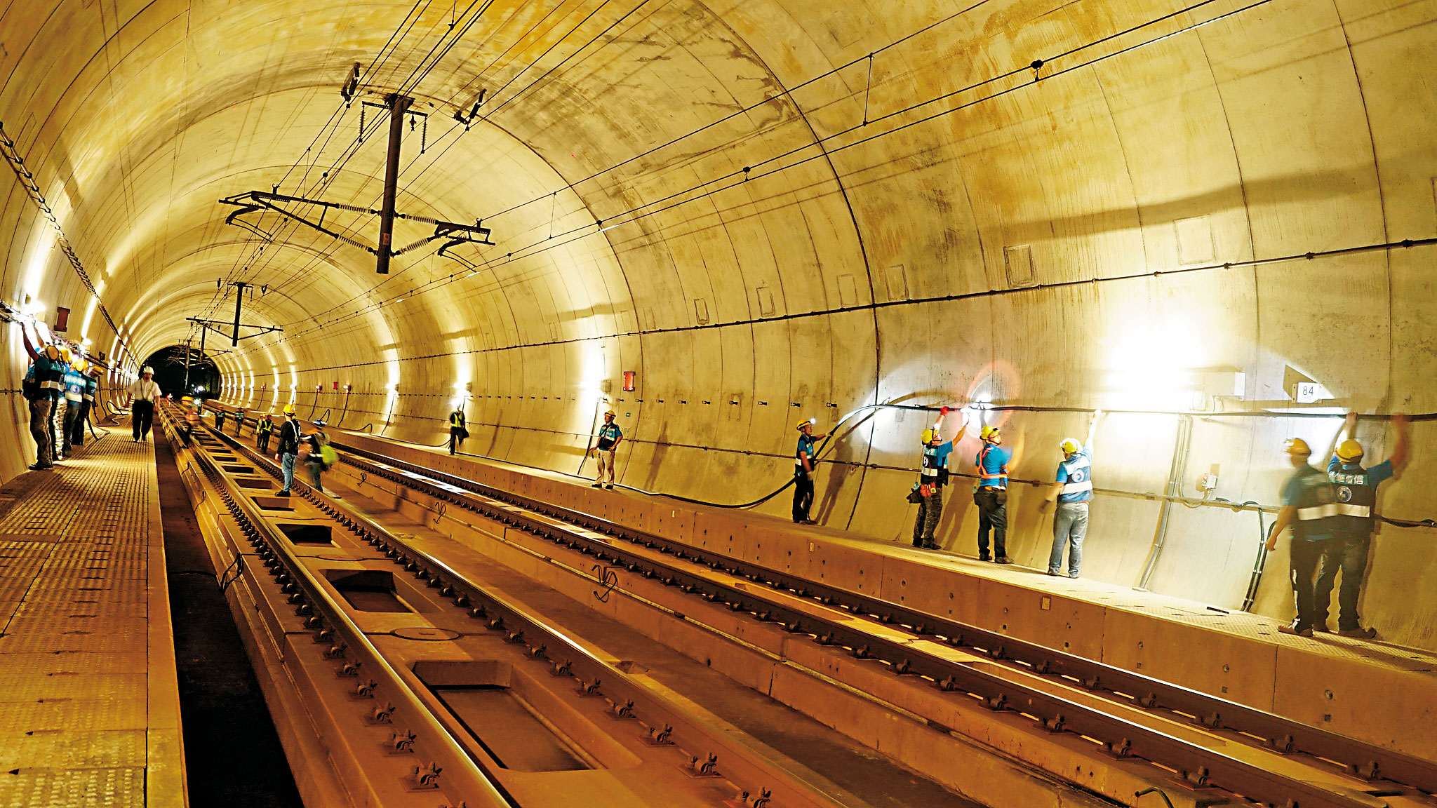中華電信基地台建設全台第一,就連高鐵、台鐵隧道內上網、講電話都暢行無阻。(中華電信提供)