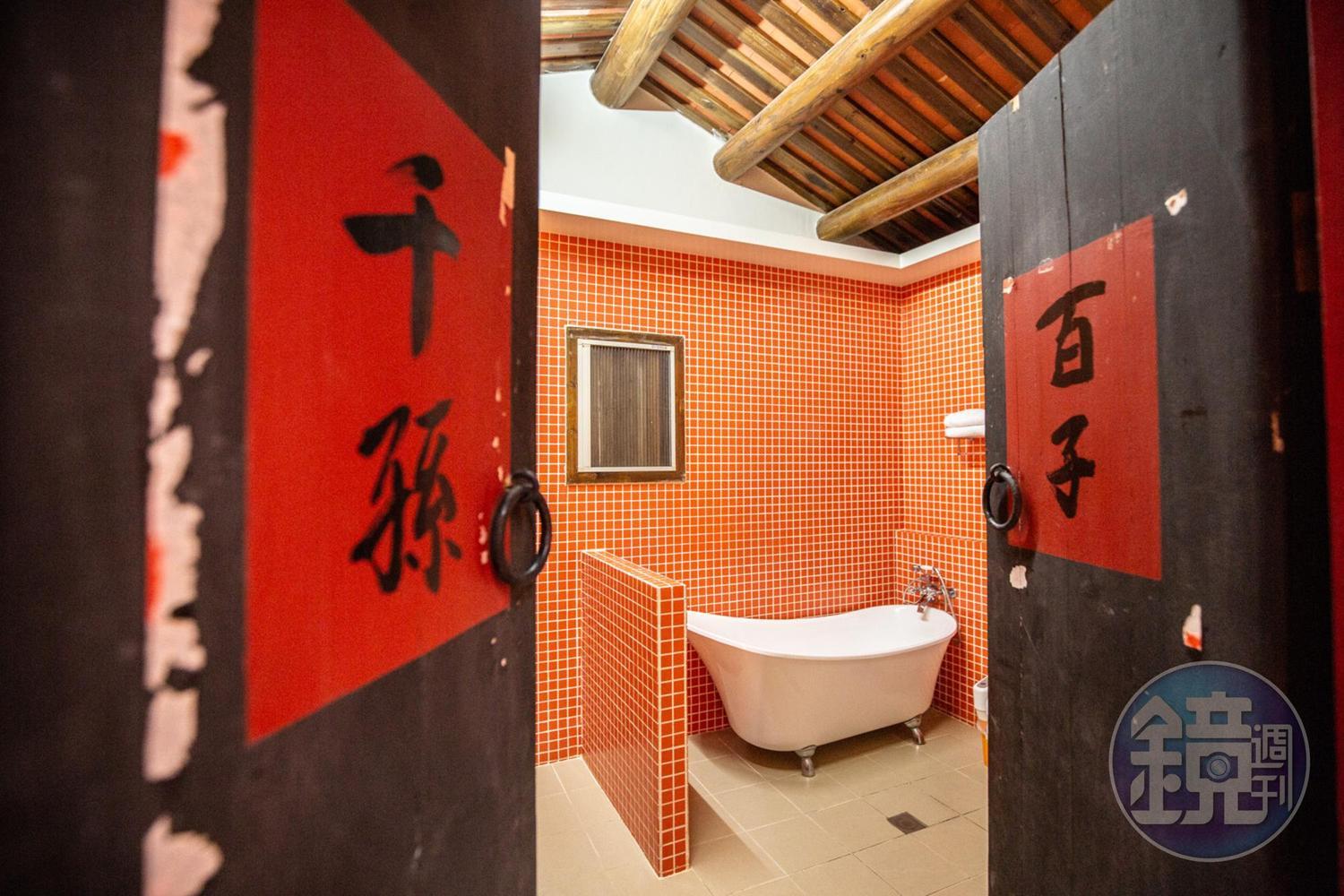 夢想館客房內,配備了金門古厝少有的浴缸。