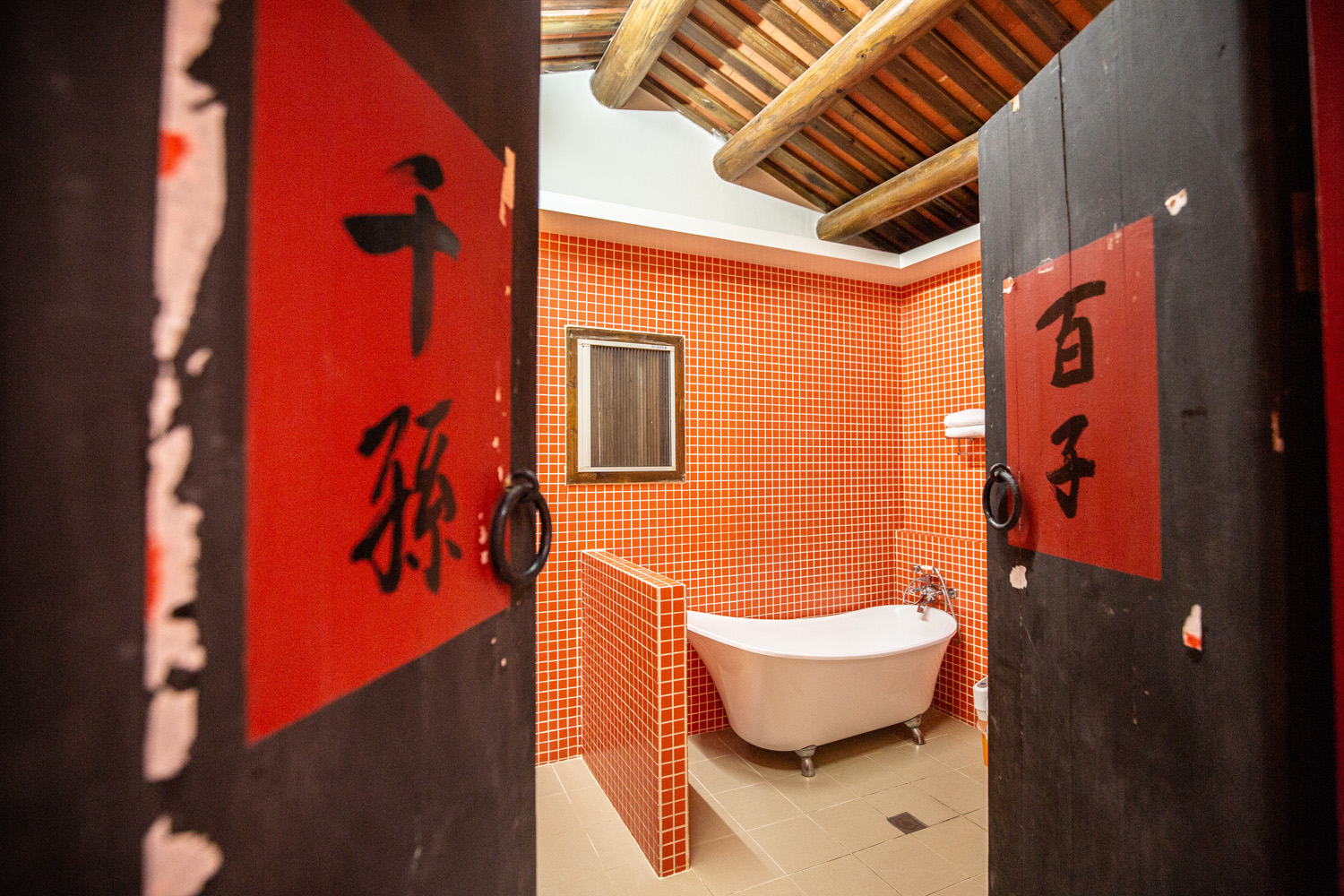 夢想館客房內，配備了金門古厝少有的浴缸。
