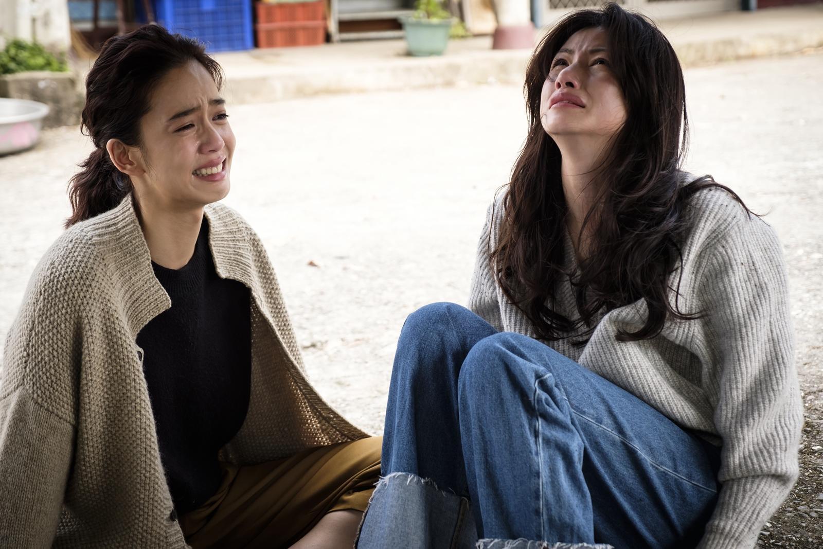 李千那尋短被救,和陳庭妮坐在地上大哭。(歐銻銻娛樂提供)