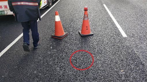 在車上「玩槍」誤擊的子彈被保六總隊員警拾獲，因地處行政院周遭，警方不敢大意。（翻攝畫面）