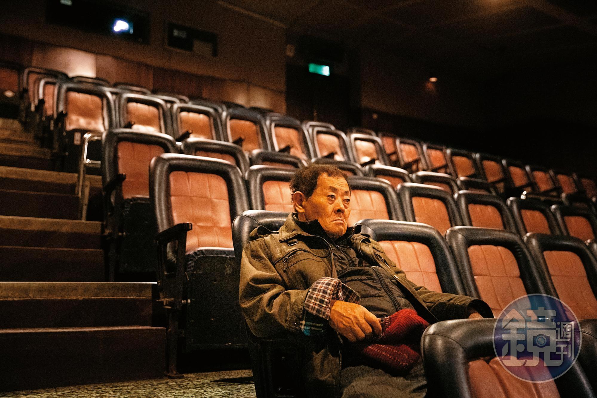 從小愛看戲，但顏振發說，這些年忙著畫看板，已少有閒暇將一部電影從頭到尾看完，多半只看片段。