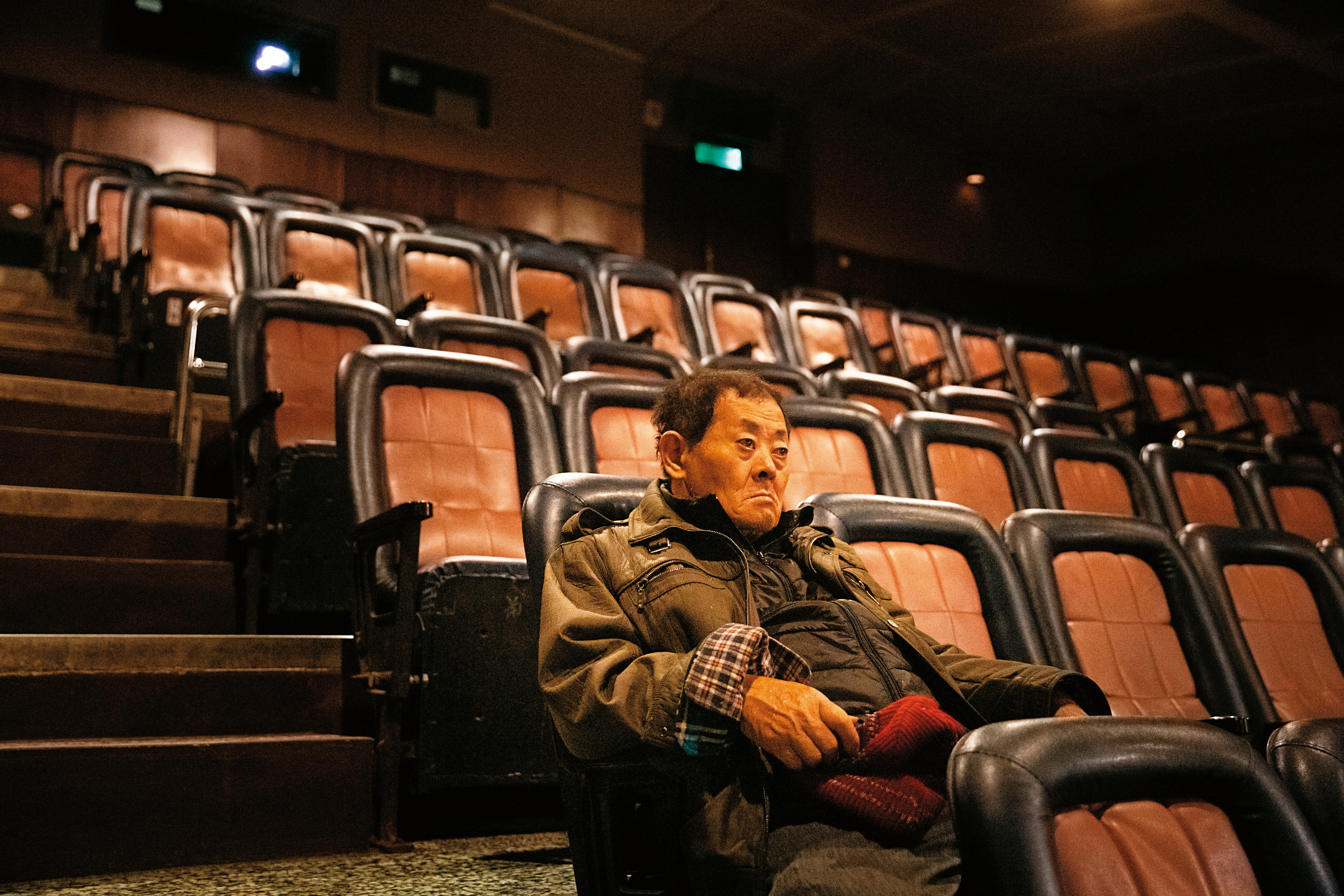 從小愛看戲，但顏振發說，這些年忙著畫看板，已少有閒暇將一部電影從頭到尾看完，多半只看片段。