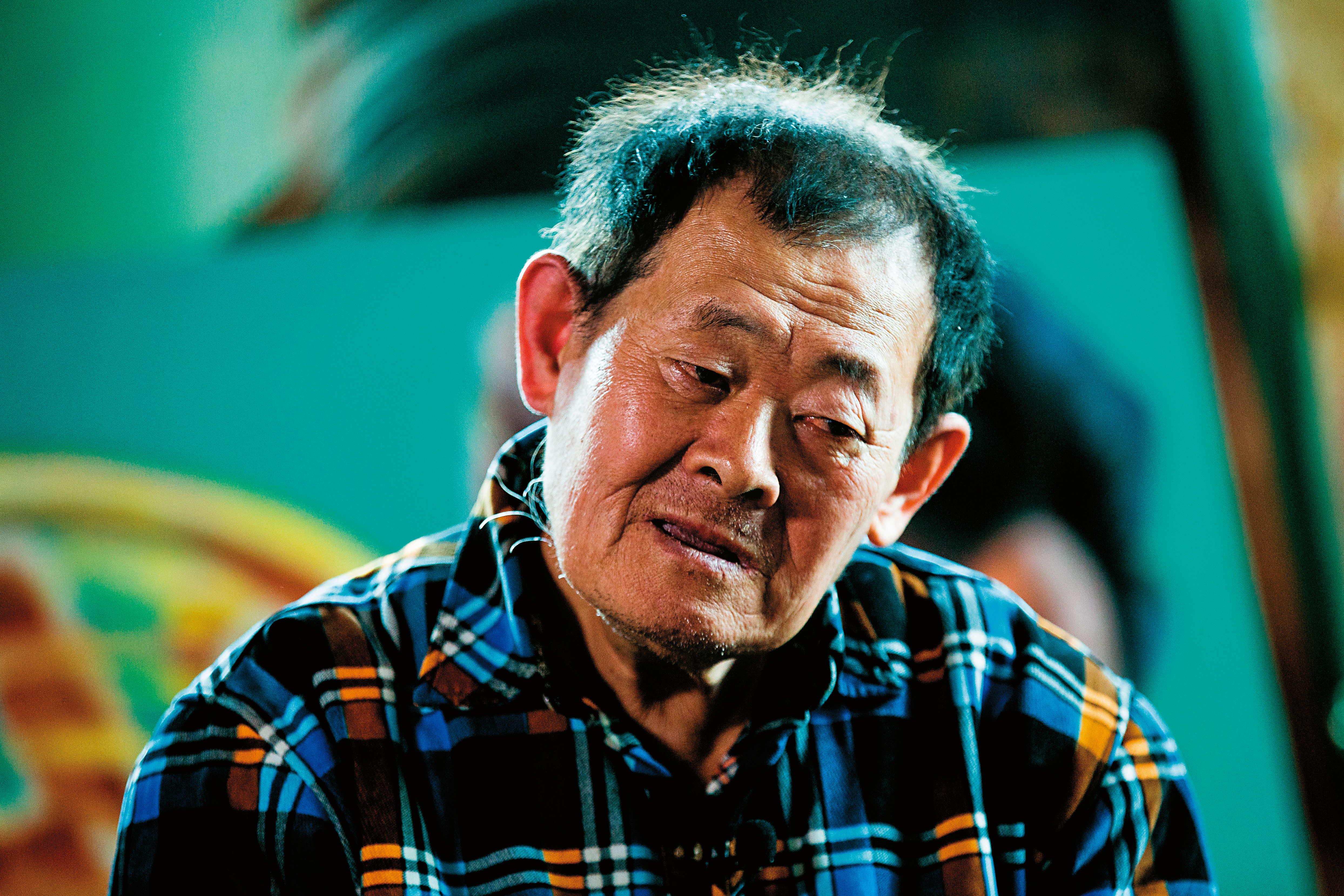 儘管右眼失明,顏振發仍每天早上9點畫到下午3點多,中午不休息。年輕時困苦他1天僅吃2餐,延續至今。