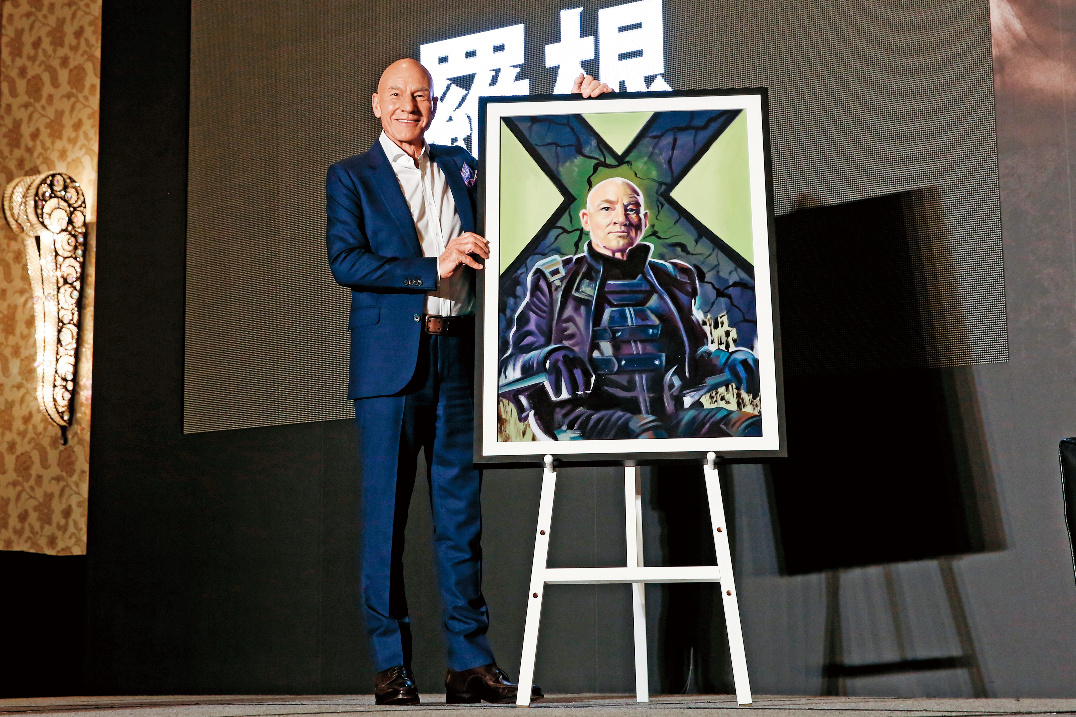 2年前,休傑克曼、派崔克史都華為電影金鋼狼系列第3集《羅根》來台宣傳,片商特地邀顏振發手繪一幅史都華飾演的X教授電影看板,親贈史都華本人。(陳仁萱攝)