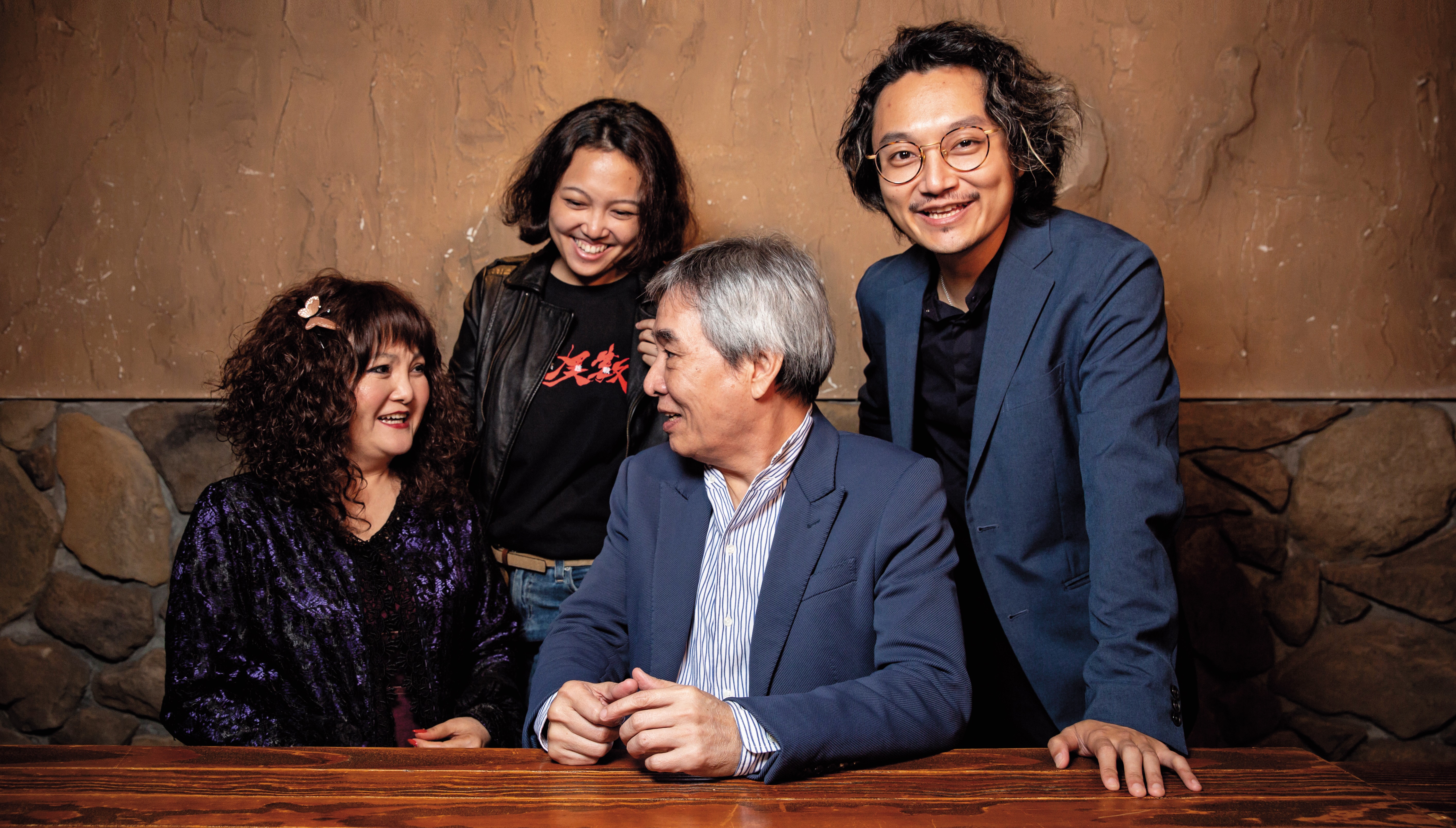 黃強華（右2）與太太劉麗惠（左）、兒子黃亮勛（右）、女兒黃政嘉（左2）情感極好，專訪時聊天談笑，感傷落淚時，兒女也隨即給予擁抱。