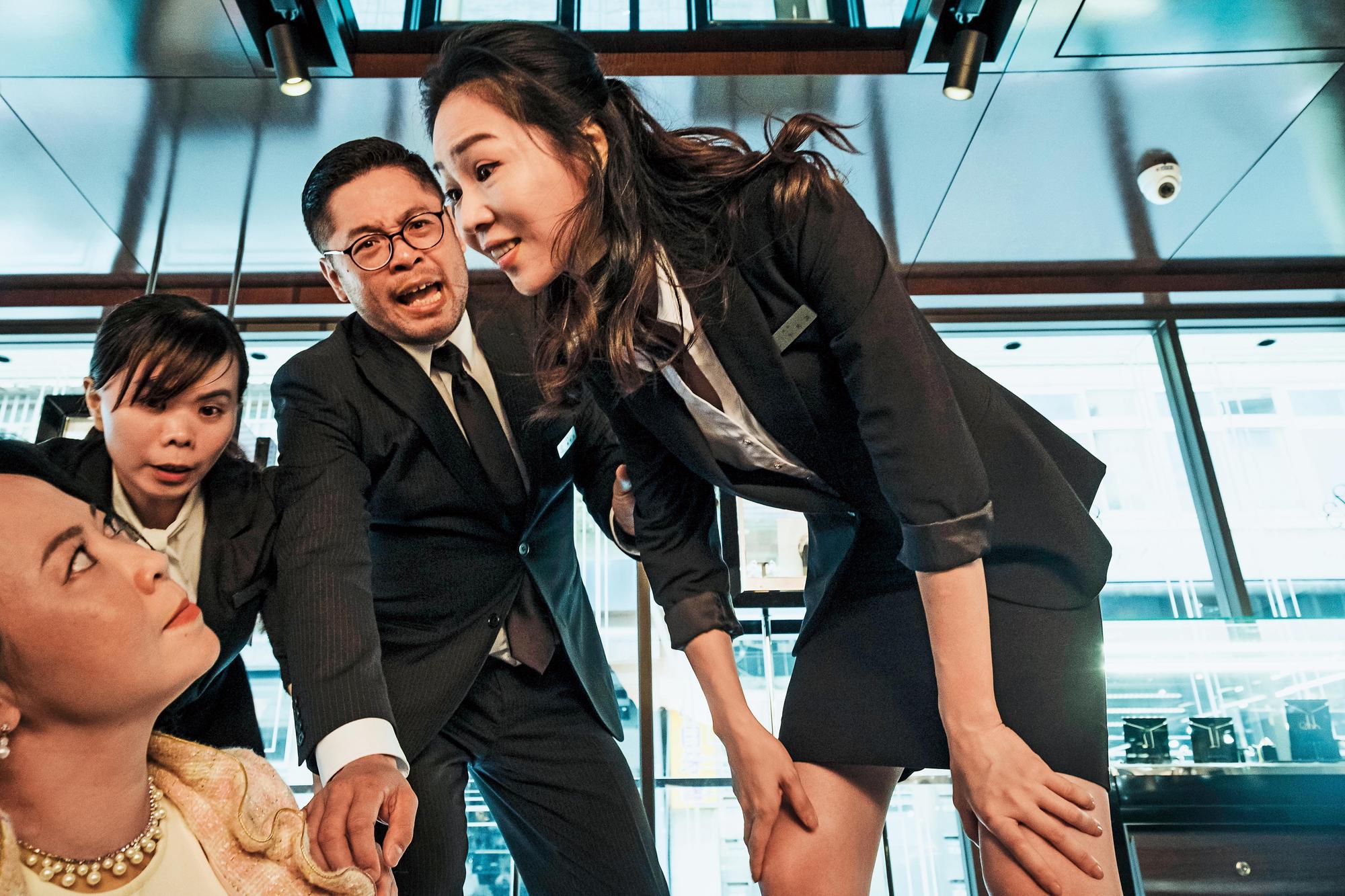 金馬影后謝盈萱(右)飾演被黑道鬼魂附身的女人,在戲中有許多飆髒話及打架的場面。( 公視提供)
