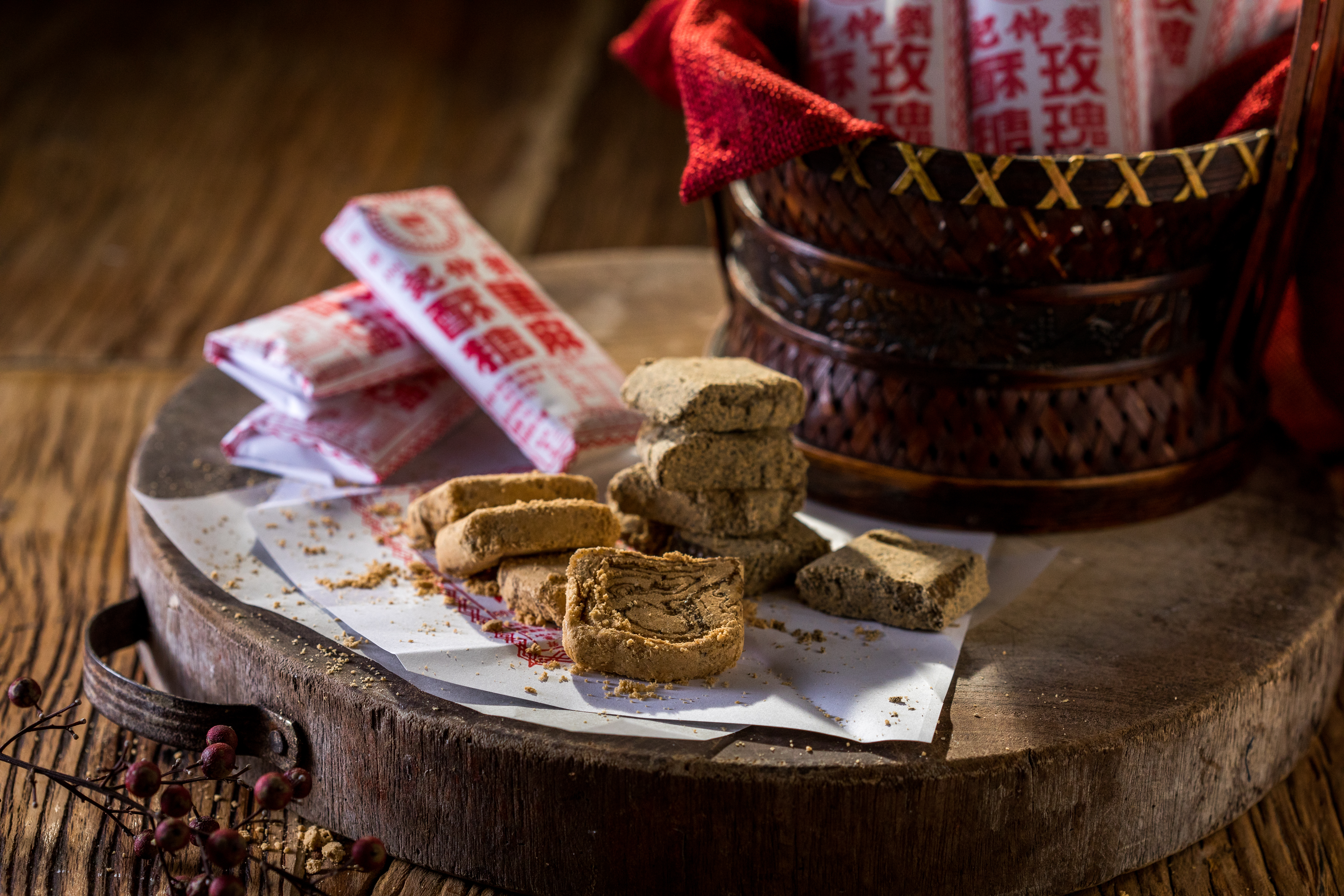 「玫瑰酥糖」「黑麻酥糖」屬於浙江茶點，香細甜酥。（80元／組）