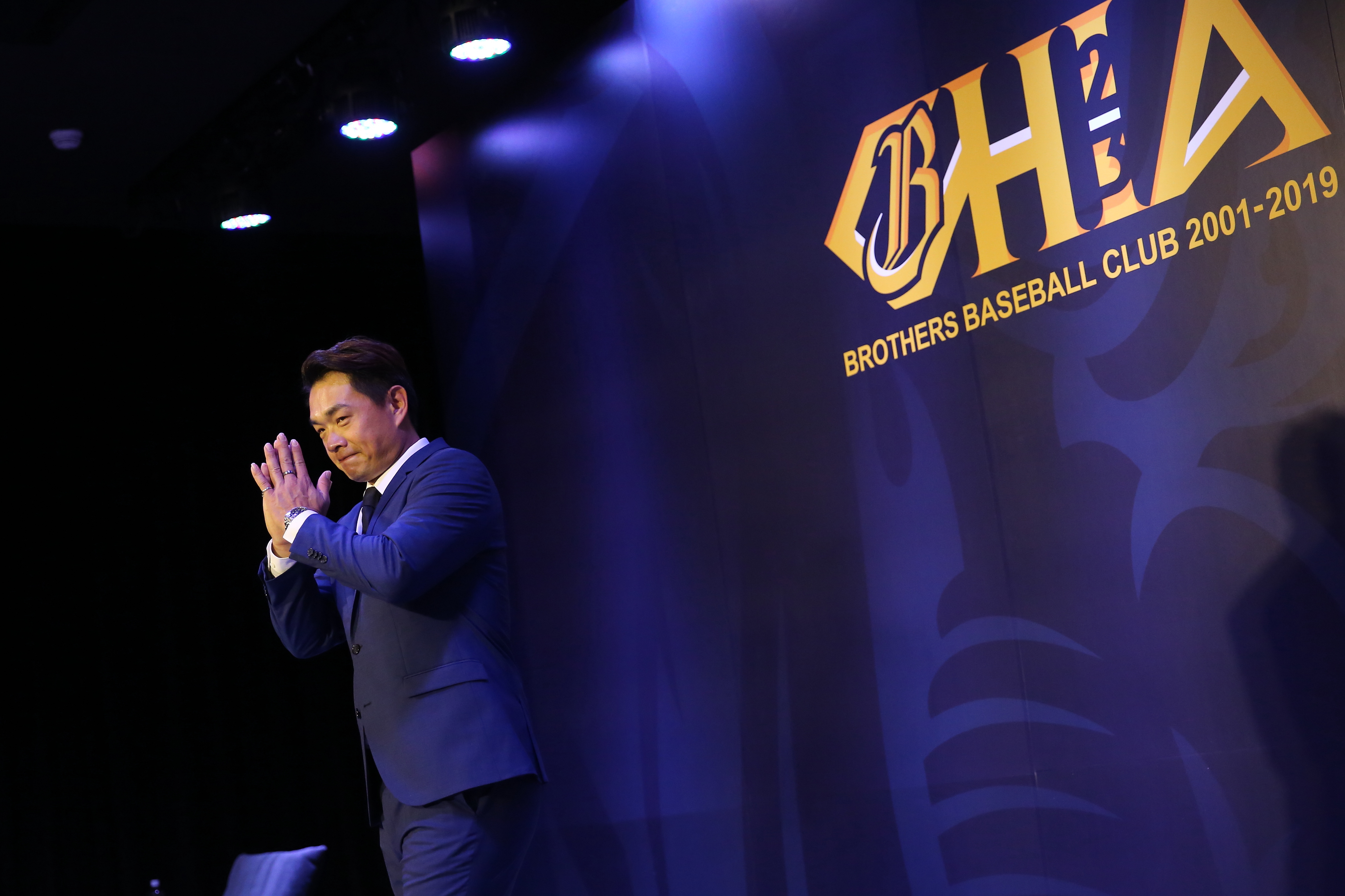 記者會這一天，彭政閔的瞇瞇笑眼消失了，召開記者會宣布今年球季結束後將引退。