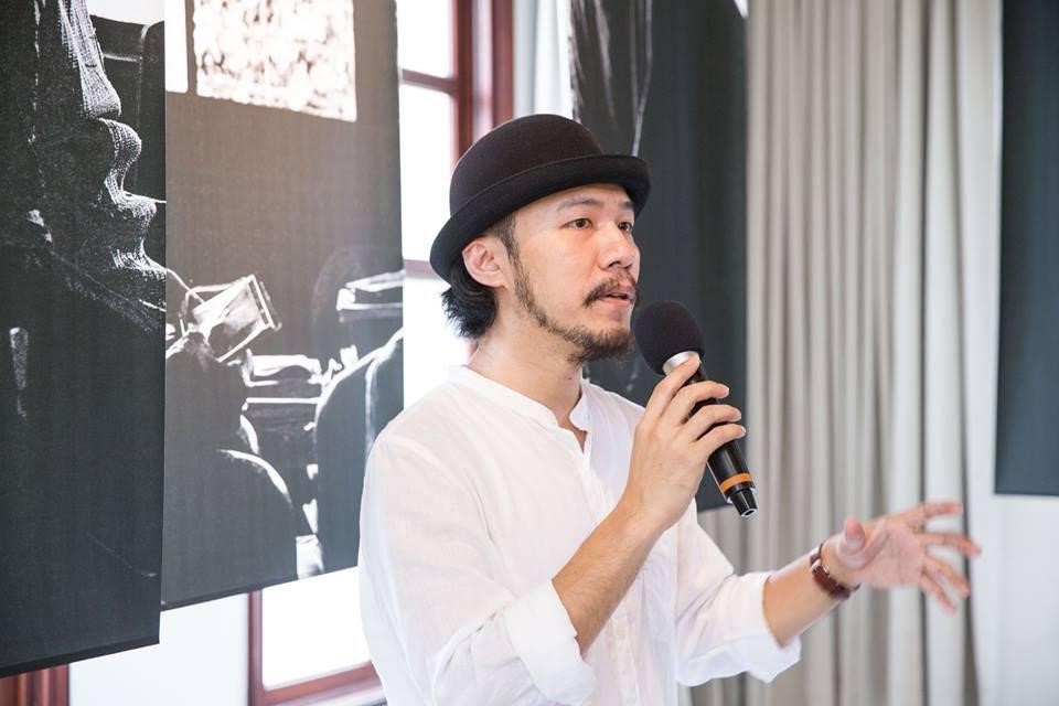 方序中親自講解照片故事，在展覽現場當起解說人。（究方社提供）