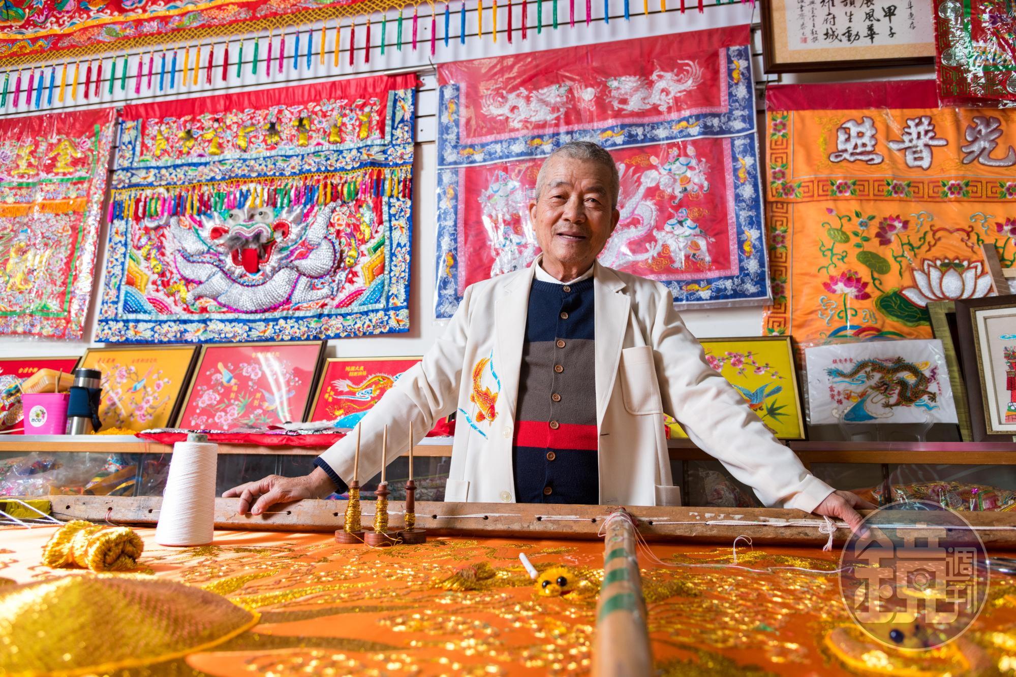 林玉泉總是帶著親切的笑容，展現刺繡人的溫潤個性。