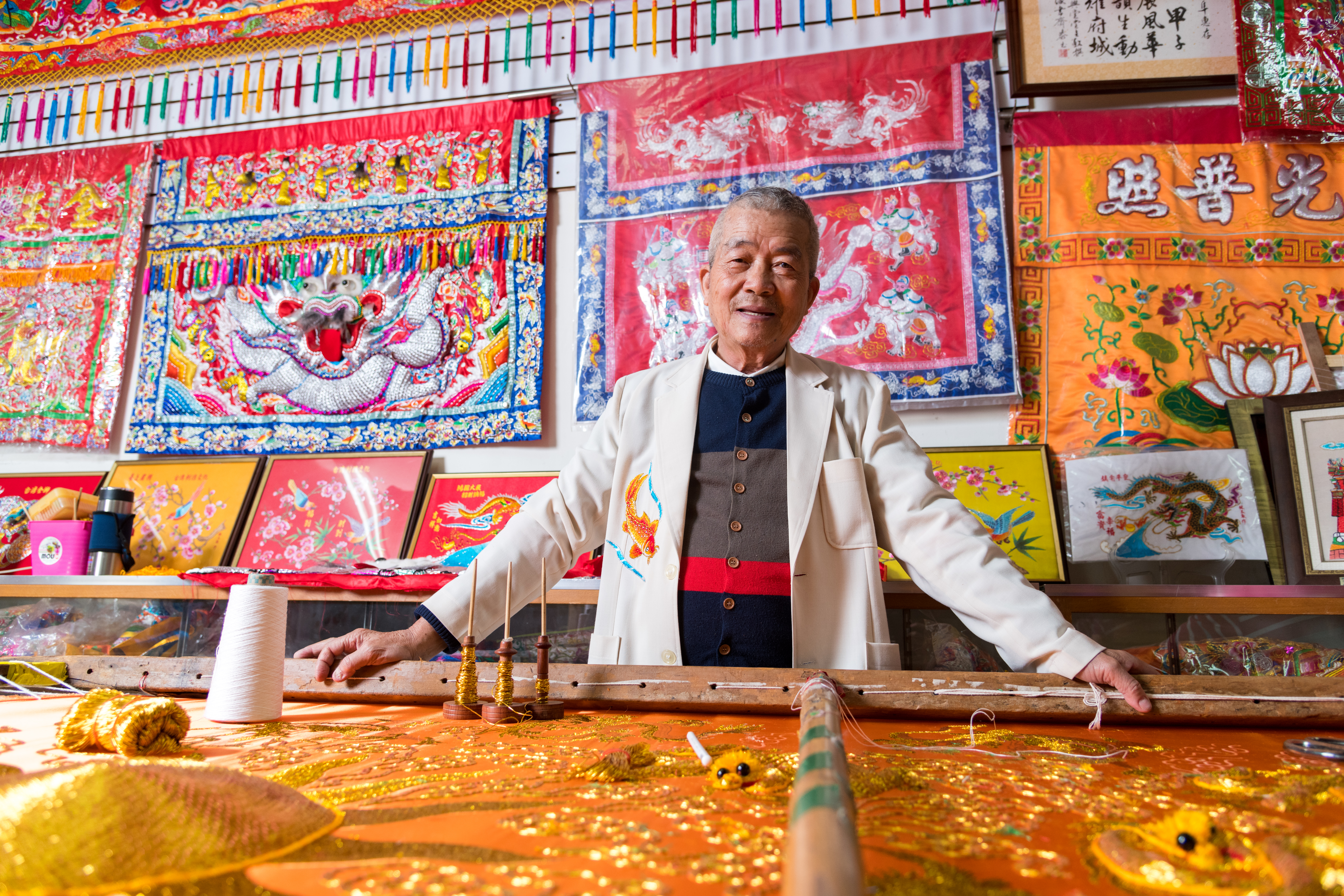 林玉泉總是帶著親切的笑容，展現刺繡人的溫潤個性。