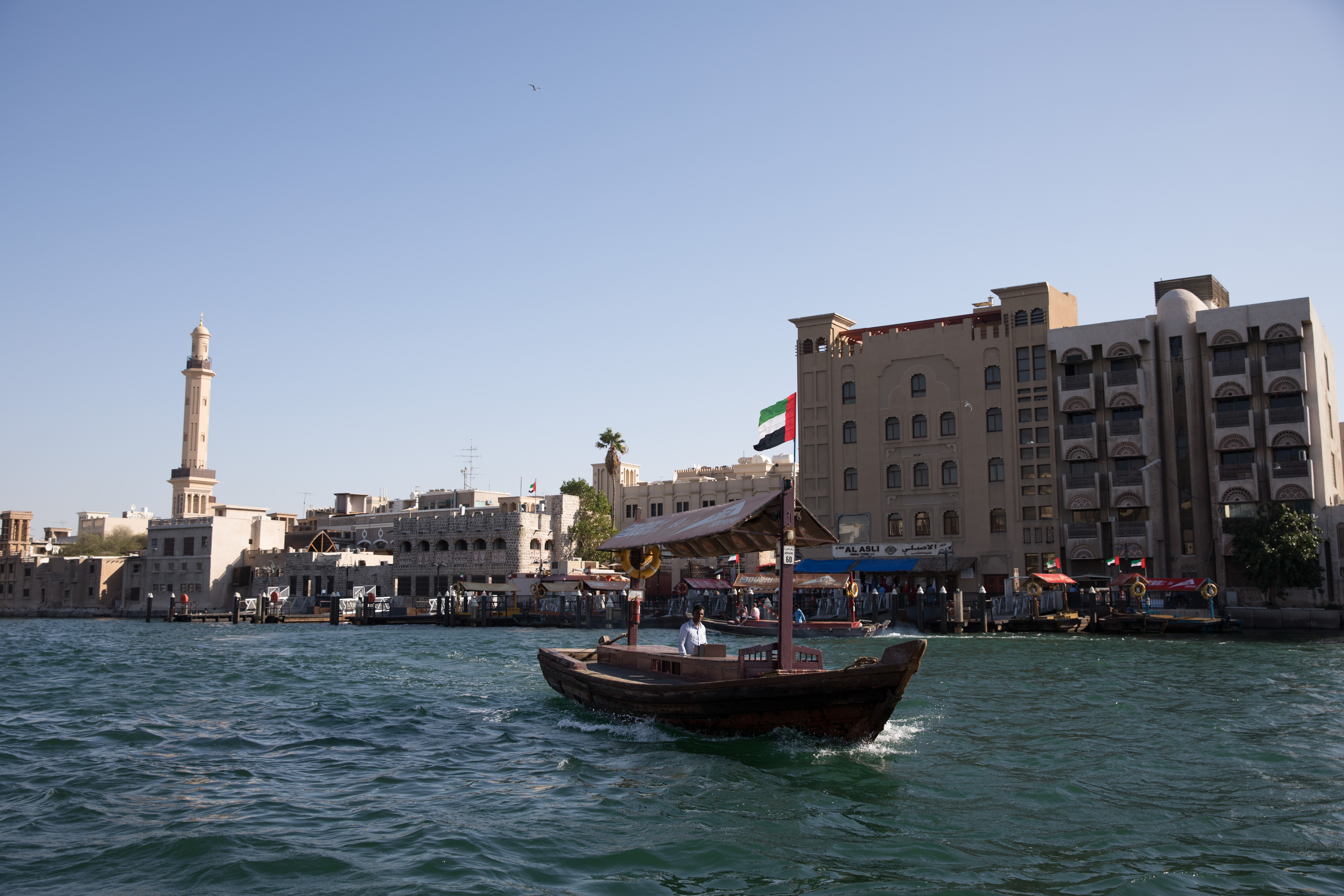 ：Dubai Creek水道長達3.2公里，abra則是杜拜最傳統的水上交通工具。（船費1迪拉姆／次，約NT$8）