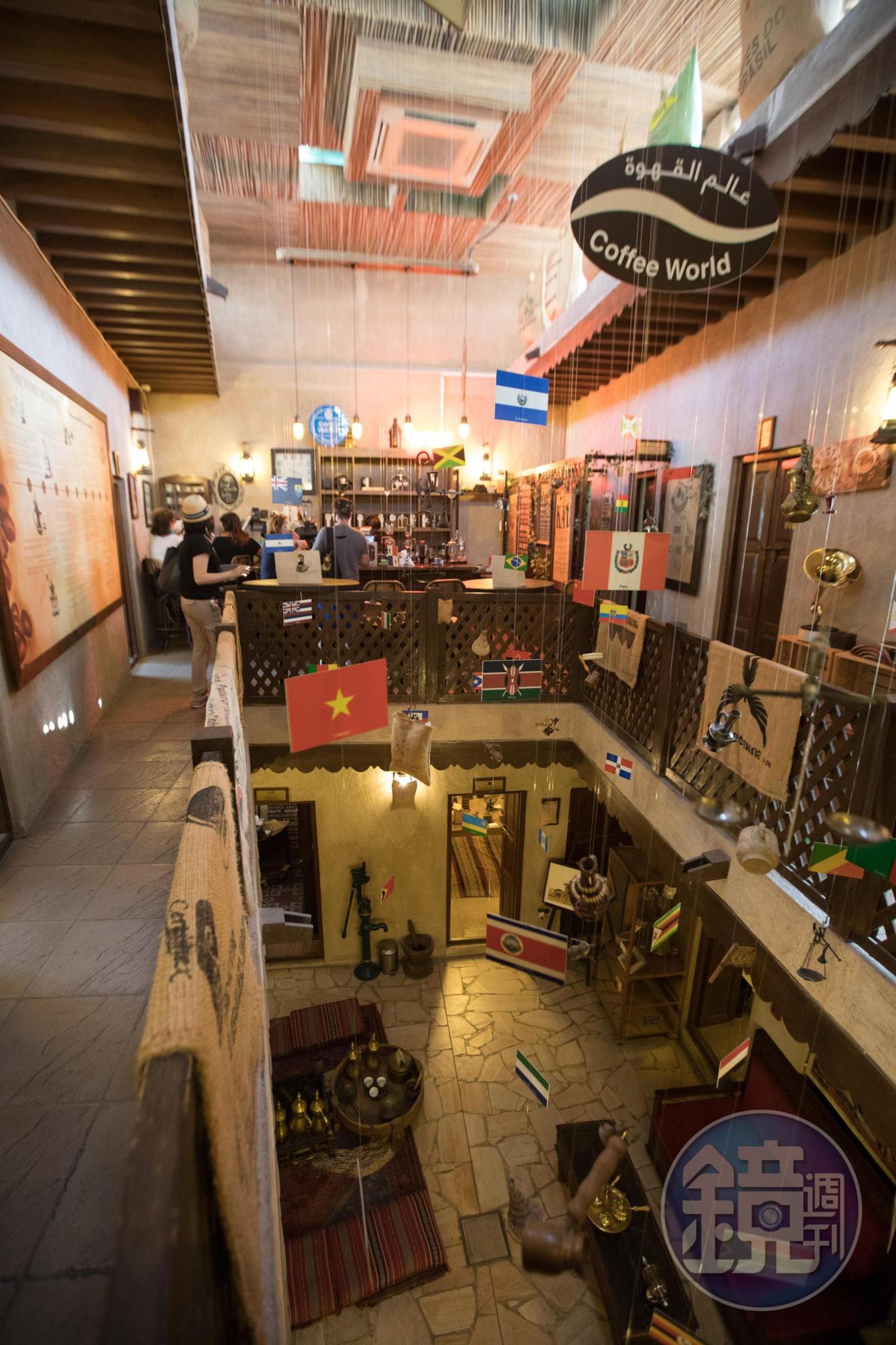 樓高兩層的「Coffee Museum Dubai」，中間有採光良好的天井，是典型的杜拜房舍。