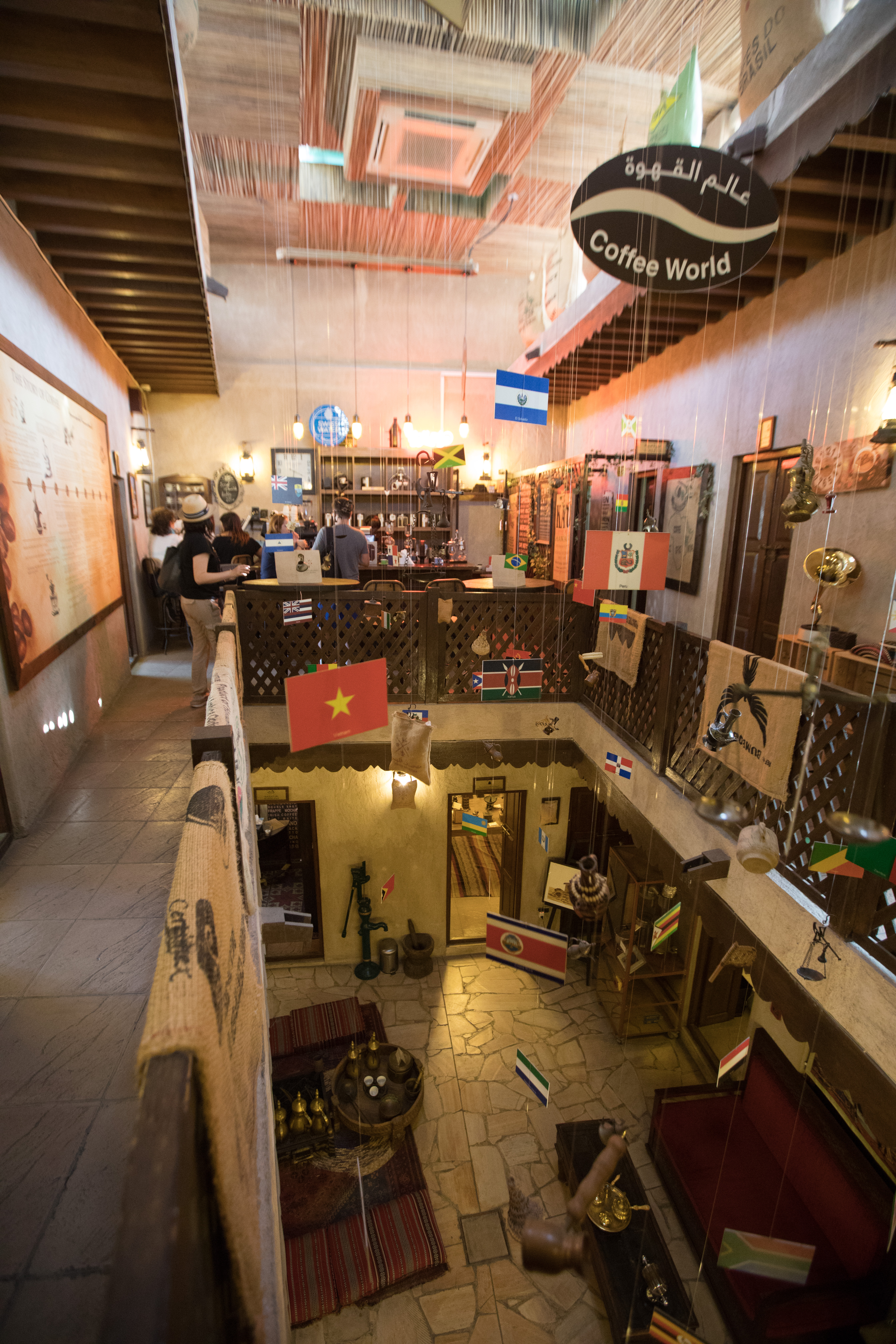 樓高兩層的「Coffee Museum Dubai」，中間有採光良好的天井，是典型的杜拜房舍。