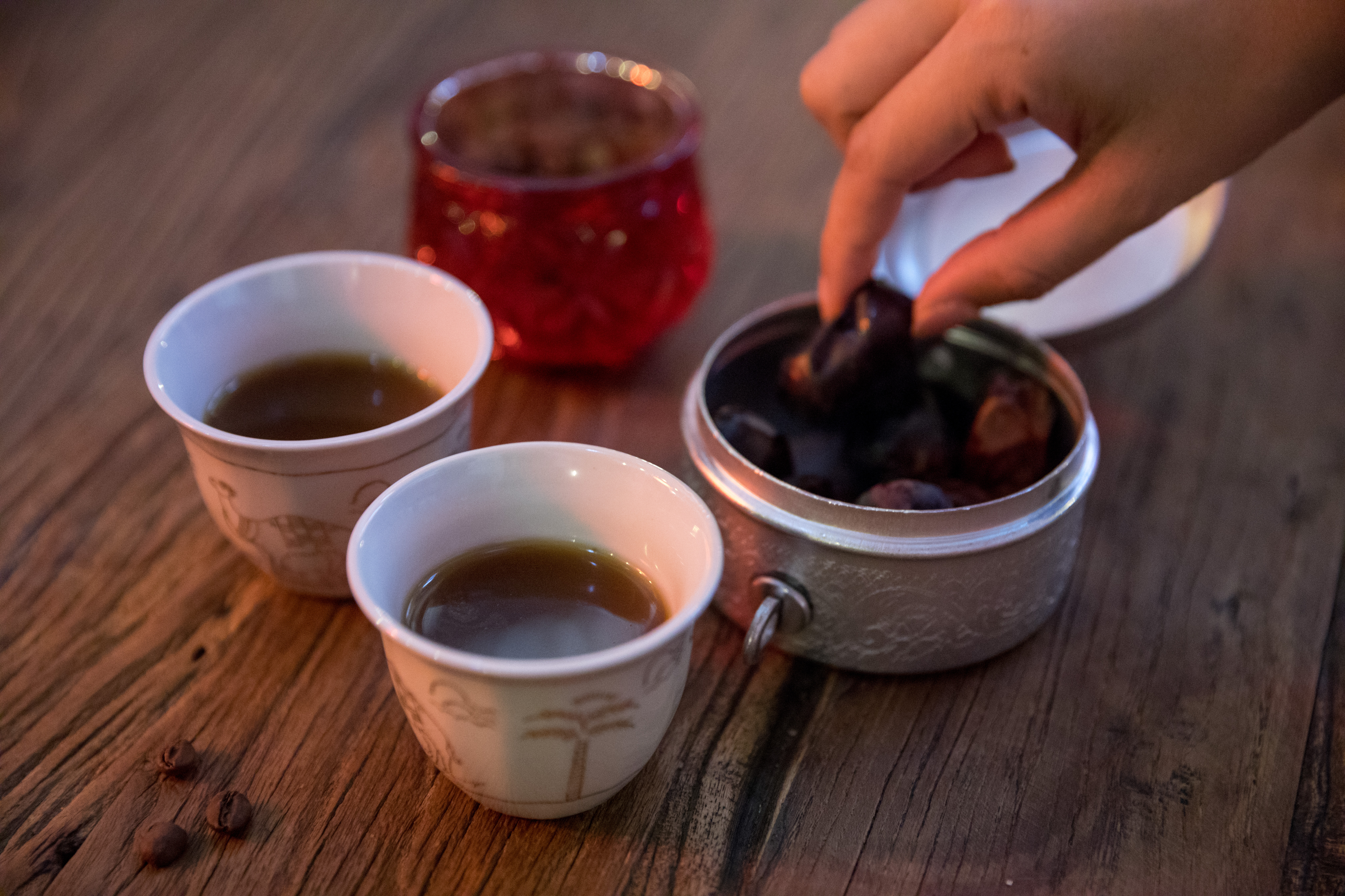 傳統的「阿拉伯咖啡」香料味極重，還會附送一盒椰棗。（5迪拉姆／份，約NT$42）