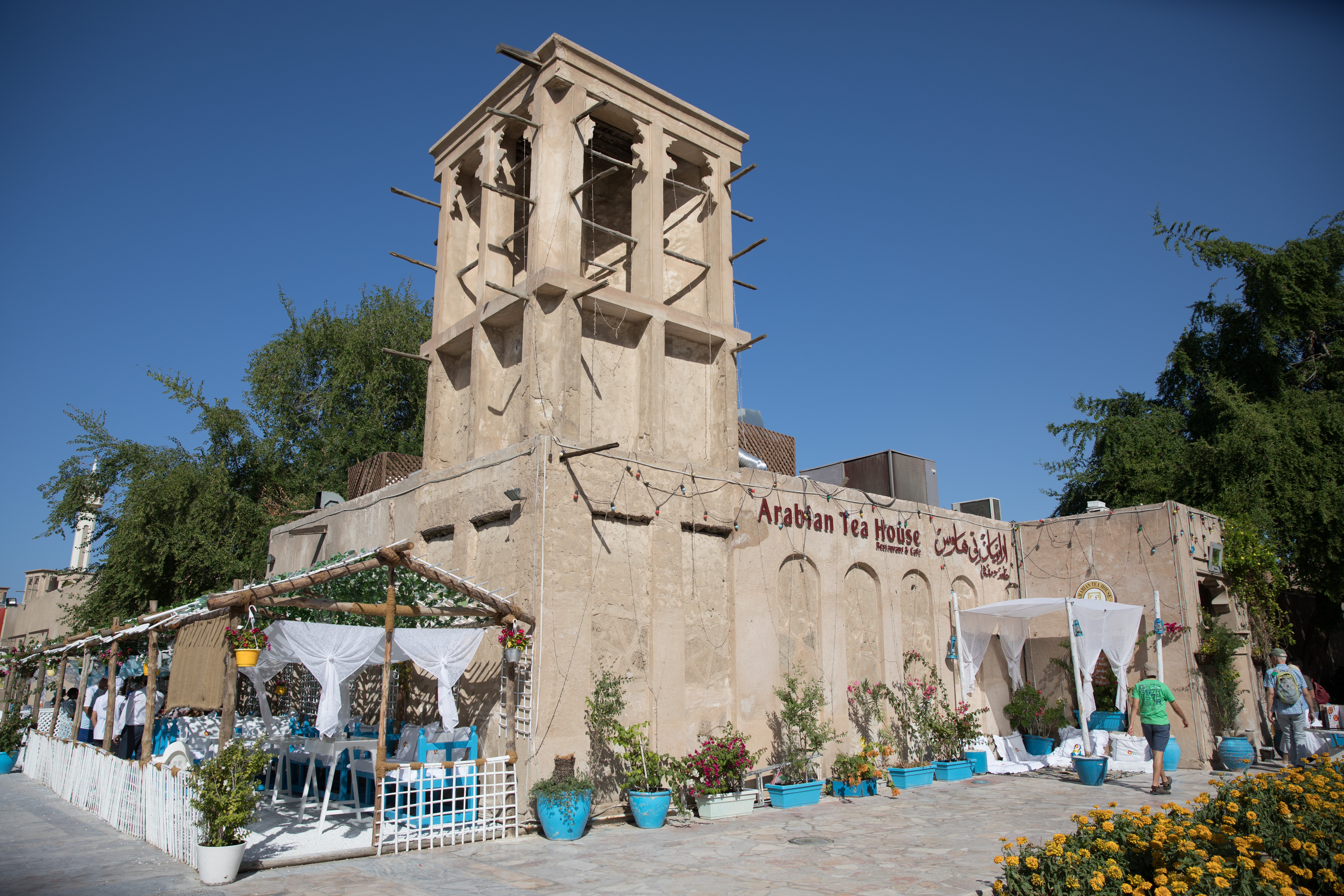 供應各種道地阿拉伯食物的「Arabian Tea House」，是當地大排長龍的夯店。