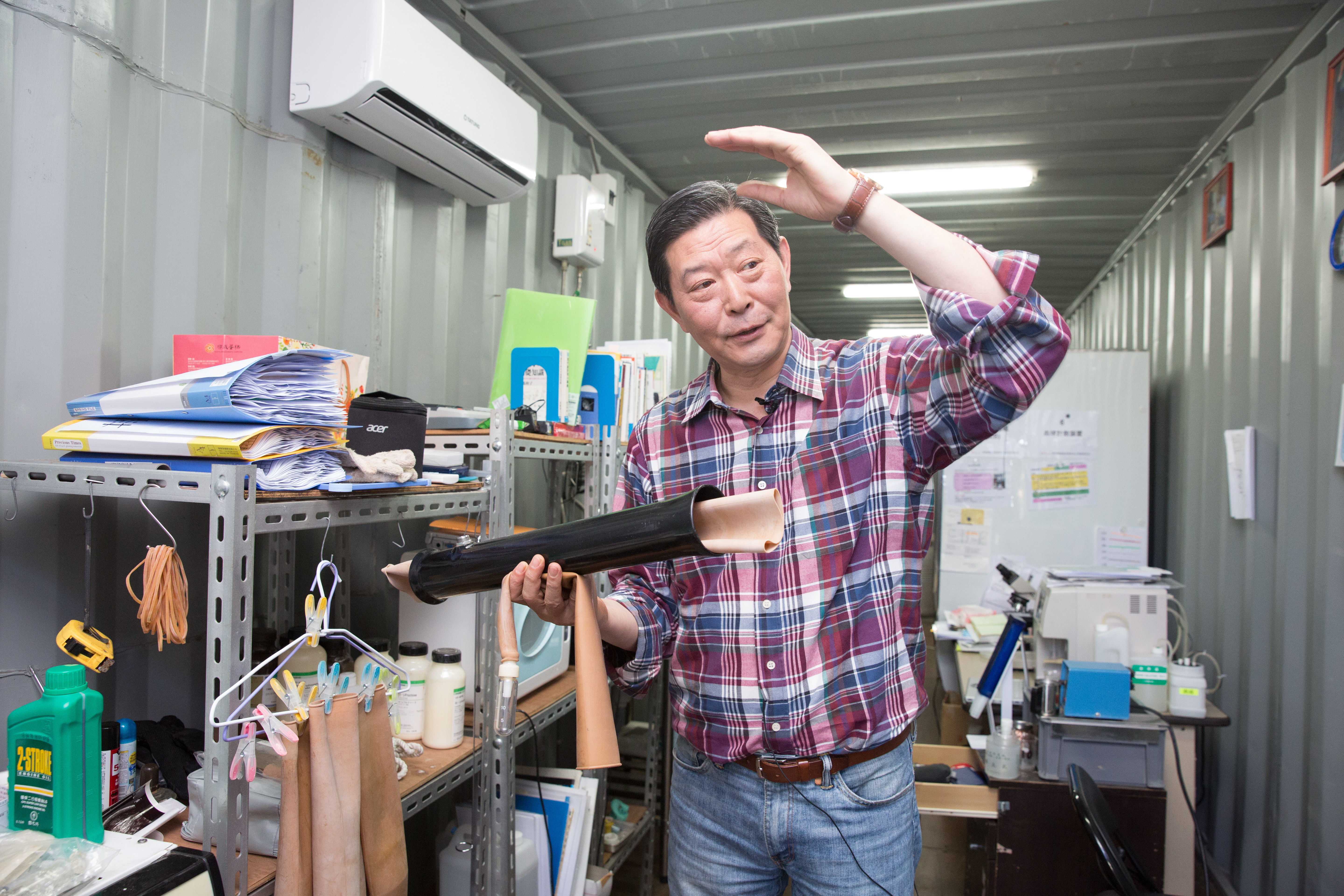 原本是總統隨扈的王燕軍搖身一變成為養牛專家，他手上拿的，就是專門取精，直徑約10公分、長約30公分的「牛飛機杯」。